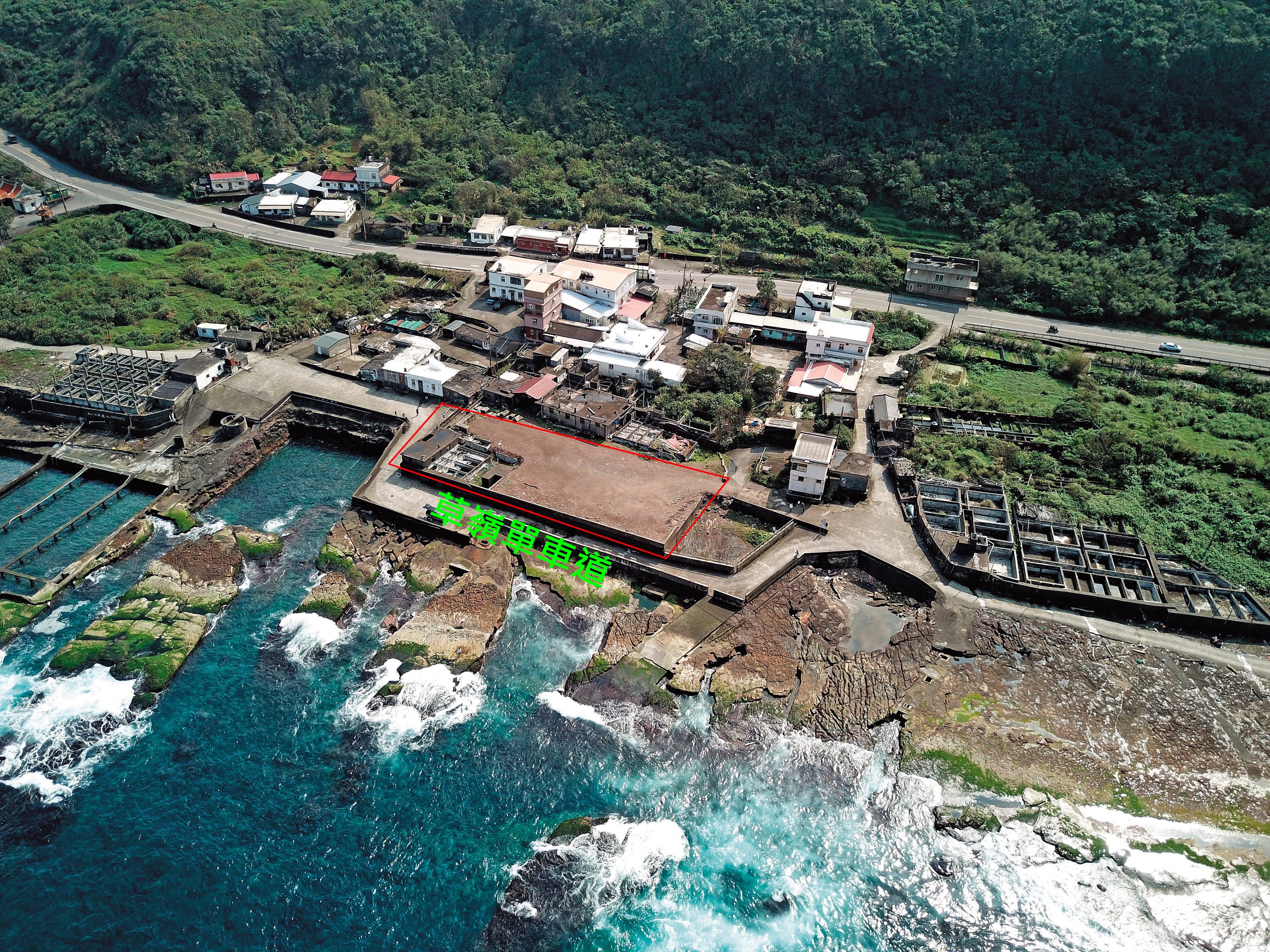 新北市貢寮海邊近千坪的鮑魚養殖池，遭業者用廢棄土石填平（紅圈處），附近居民擔心會汙染海洋。