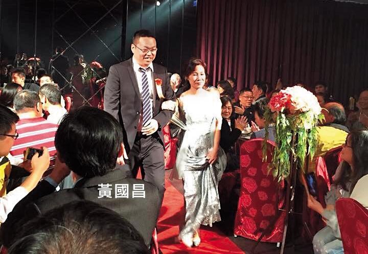 鮑魚養殖業者吳鴻銘在臉書PO出今年初結婚照,還刻意強調立委黃國昌有出席。 (翻攝臉書)