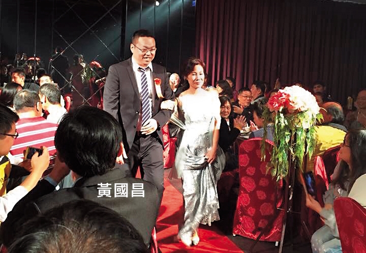 鮑魚養殖業者吳鴻銘在臉書PO出今年初結婚照，還刻意強調立委黃國昌有出席。 （翻攝臉書）