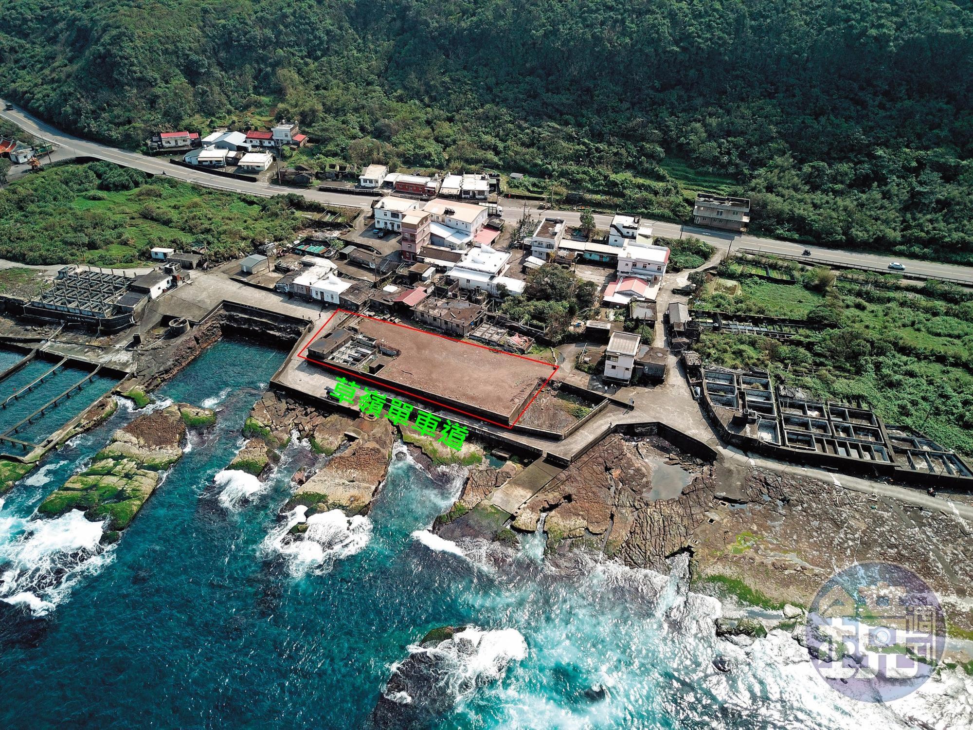 新北市貢寮海邊近千坪的鮑魚養殖池，遭業者用廢棄土石填平（紅圈處），附近居民擔心會汙染海洋。