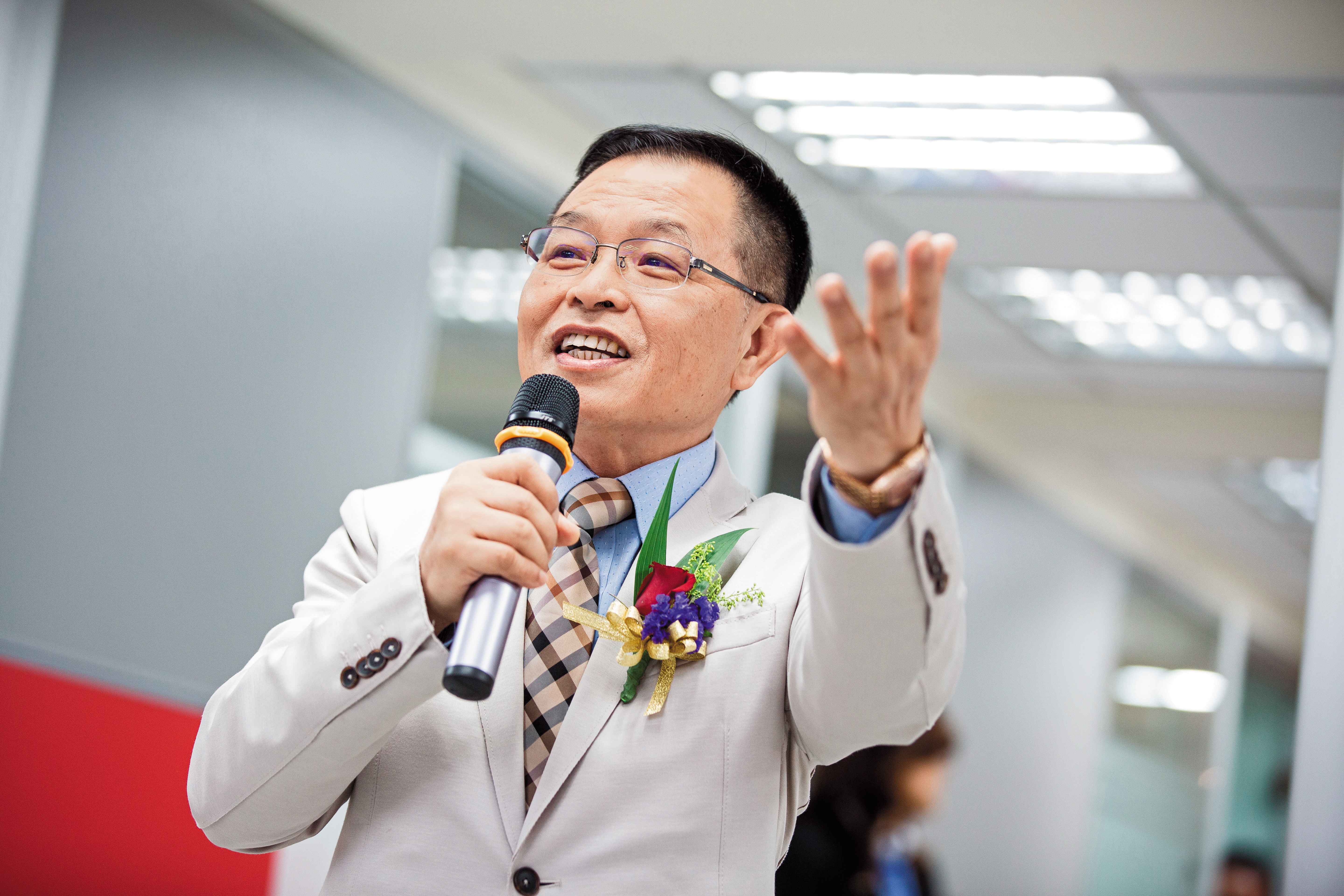 蔡文俊想創立保險業的烏托邦，架構出不考核業績、離職佣金續領、無條件世襲的規則，以特殊制度聞名業內。