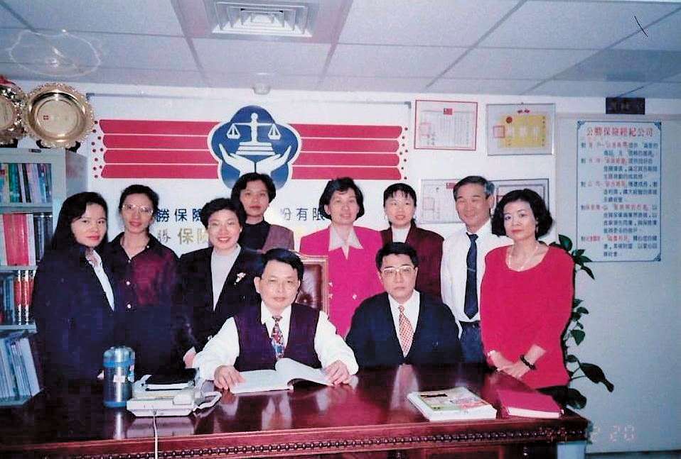 公勝保經由蔡文俊（前中）和妻子李雯蕙（左3）創辦。圖為位在高雄博愛路的第一間辦公室。（蔡文俊提供）