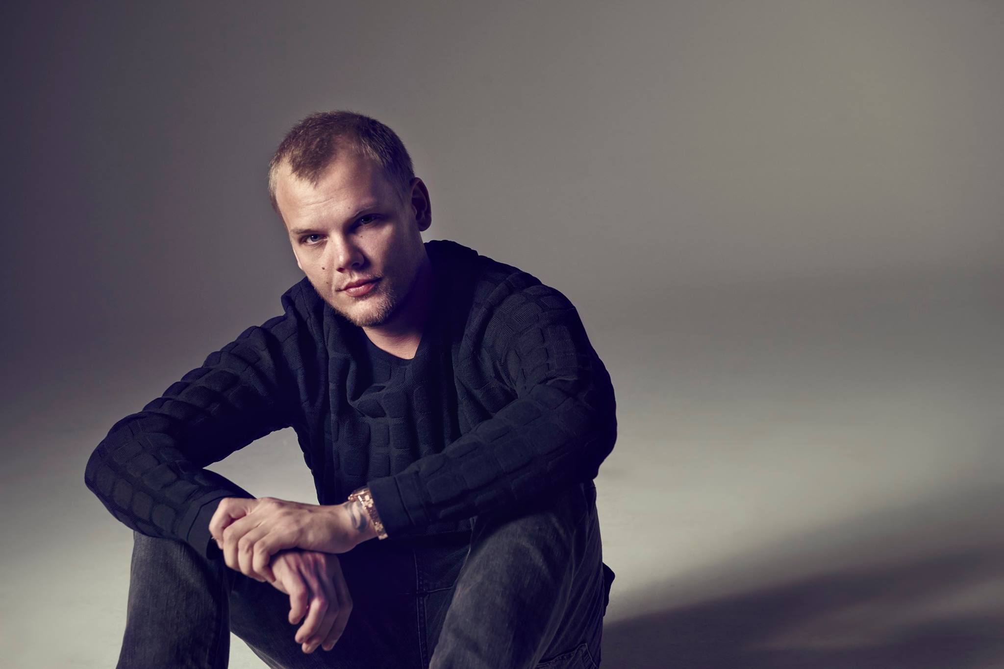 知名DJ艾維奇（Avicii）猝逝，令歌迷錯愕傷心不已。（翻攝自臉書）