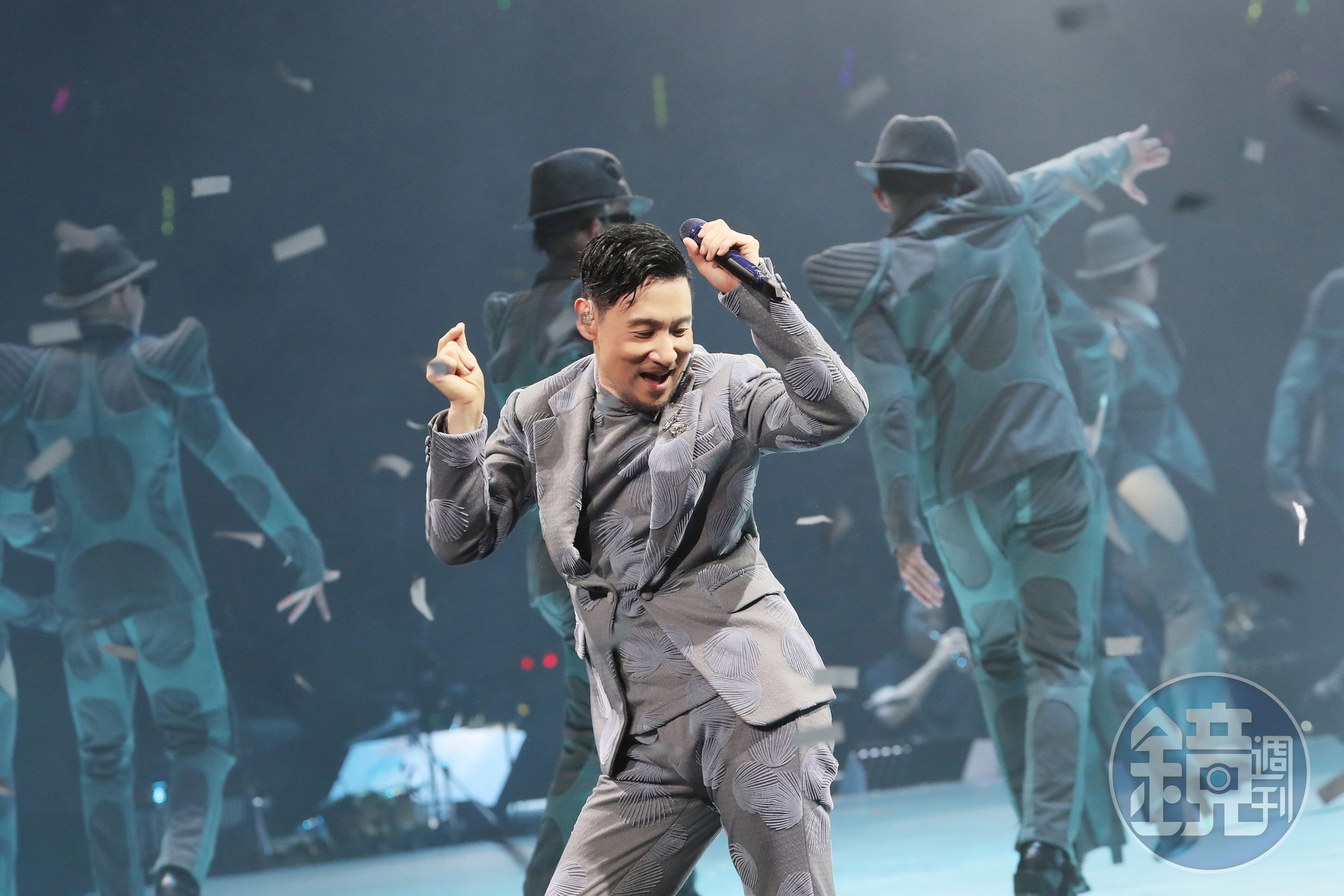 為了證明56歲仍有軟Q身段，張學友首次在演唱會中劈腿逗樂觀眾。（環球提供）