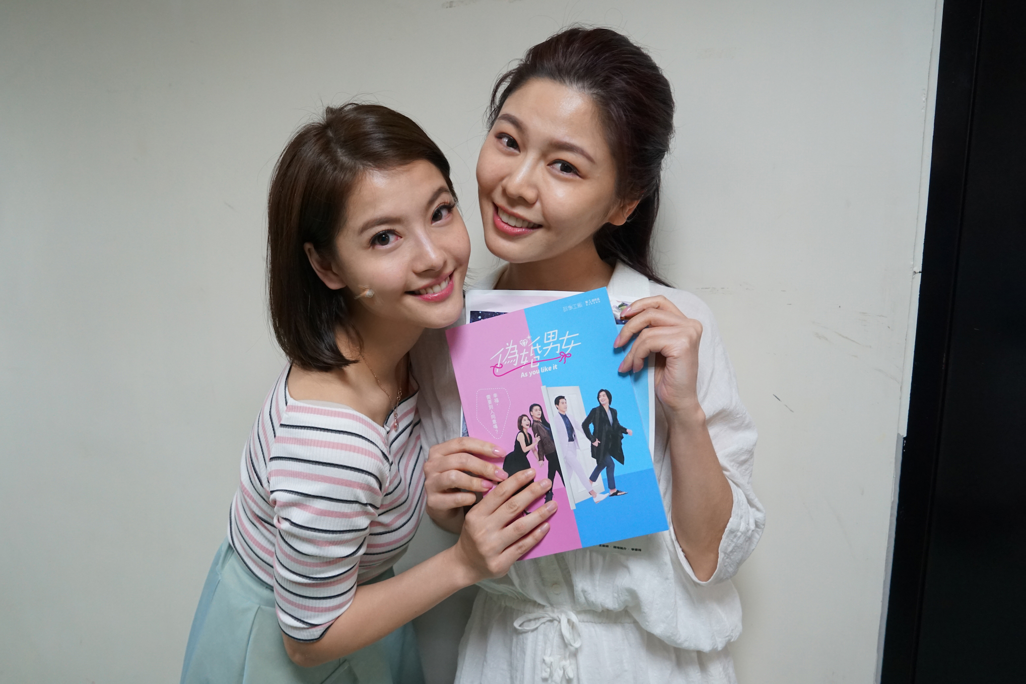 王樂妍（左）演出《偽婚男女》，姊妹淘白家綺站台相挺（故事工廠提供）
