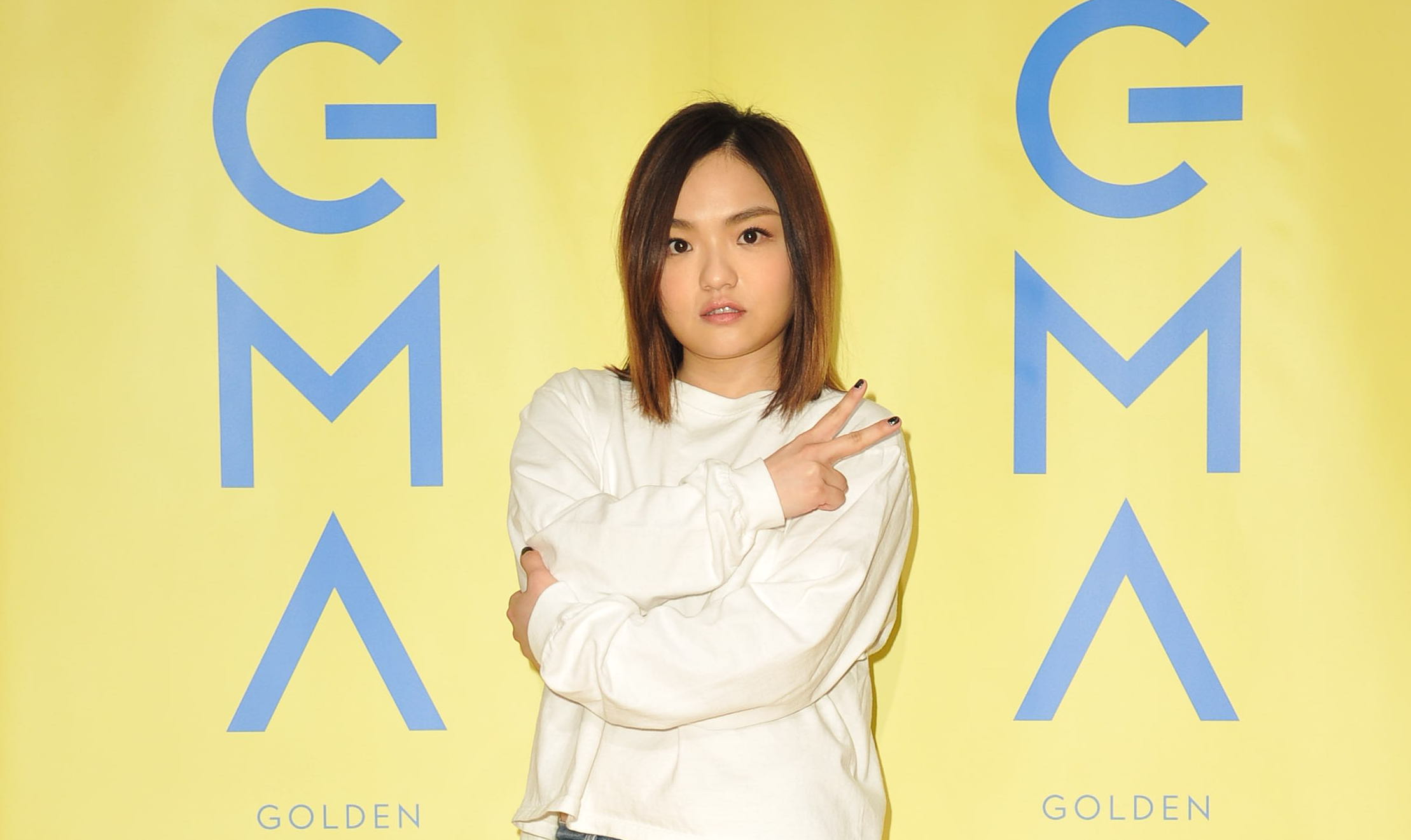 徐佳瑩打扮休閒回應懷孕話題，強調沒這回事。（台視提供）