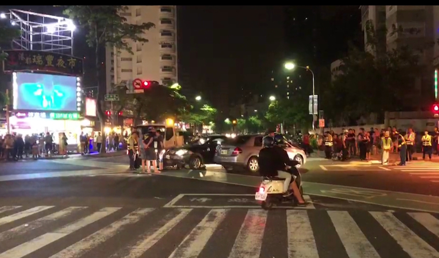 張男喝酒駕駛黑色轎車,衝撞熱鬧夜市停等紅燈車輛造成多人受傷,碰的一聲巨響 引來路人圍觀。(警方提供)