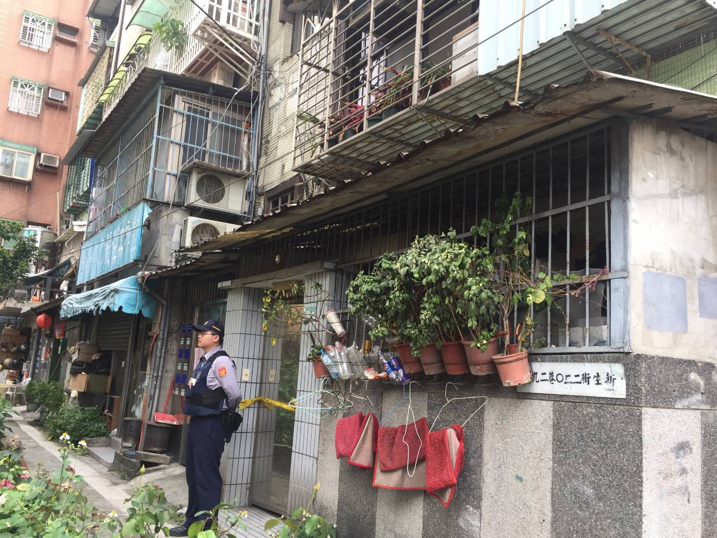  中和區今日發生人倫悲劇，哥哥長期照顧精障妹妹不堪負荷，親手掐死妹妹。