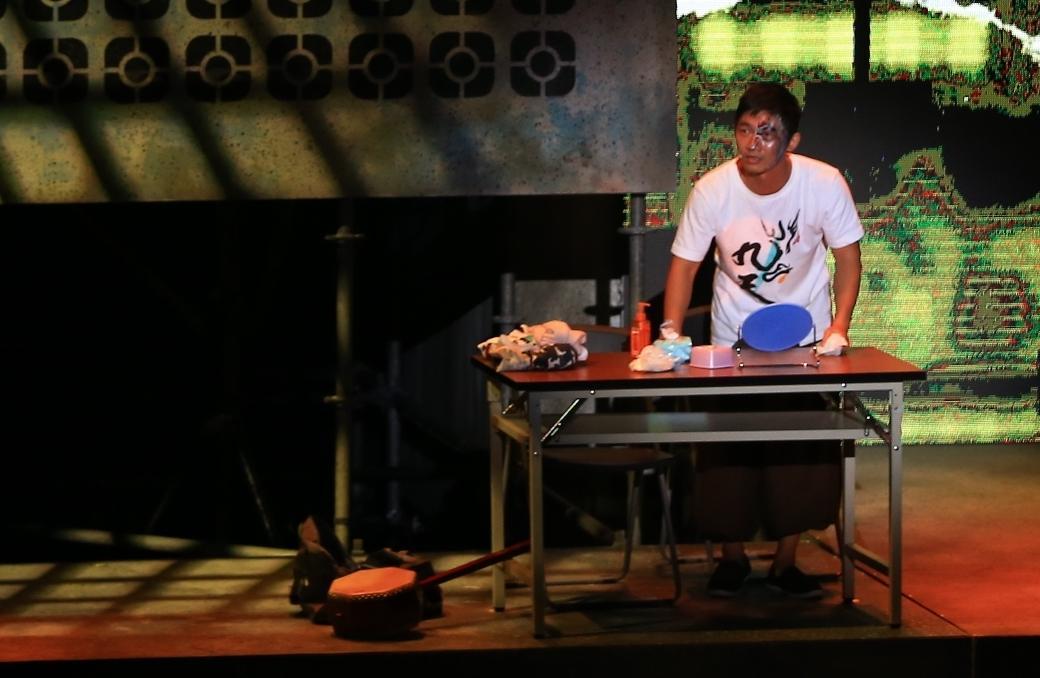 風中浮沈的花蕊》有創新突破的表演形式,台上不僅演,還有現場鼓陣與董事長樂團現場演奏。(大吉祥提供)