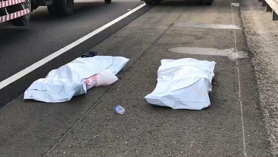 2名執勤員警當場遭疲勞大貨車駕駛追撞慘死，看著蓋上的白布，其餘同仁忍住哀傷送他們最後一程，並大喊「學長任務結束 」。