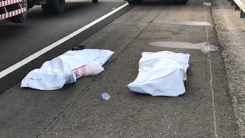 2名執勤員警當場遭疲勞大貨車駕駛追撞慘死，看著蓋上的白布，其餘同仁忍住哀傷送他們最後一程，並大喊「學長任務結束 」。