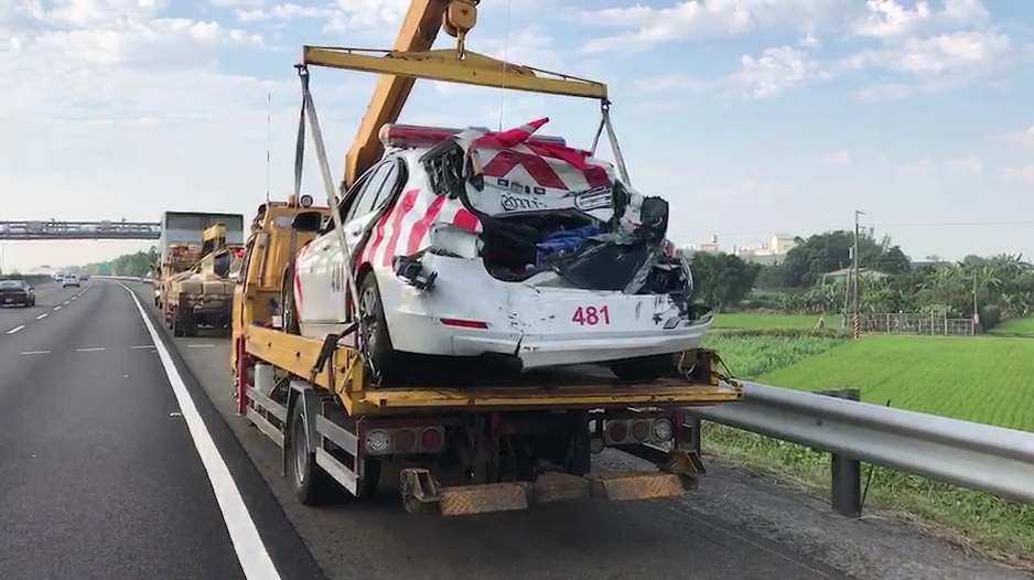 被撞警車尾部嚴重變形，可見撞擊力道強大。（國道警提供）