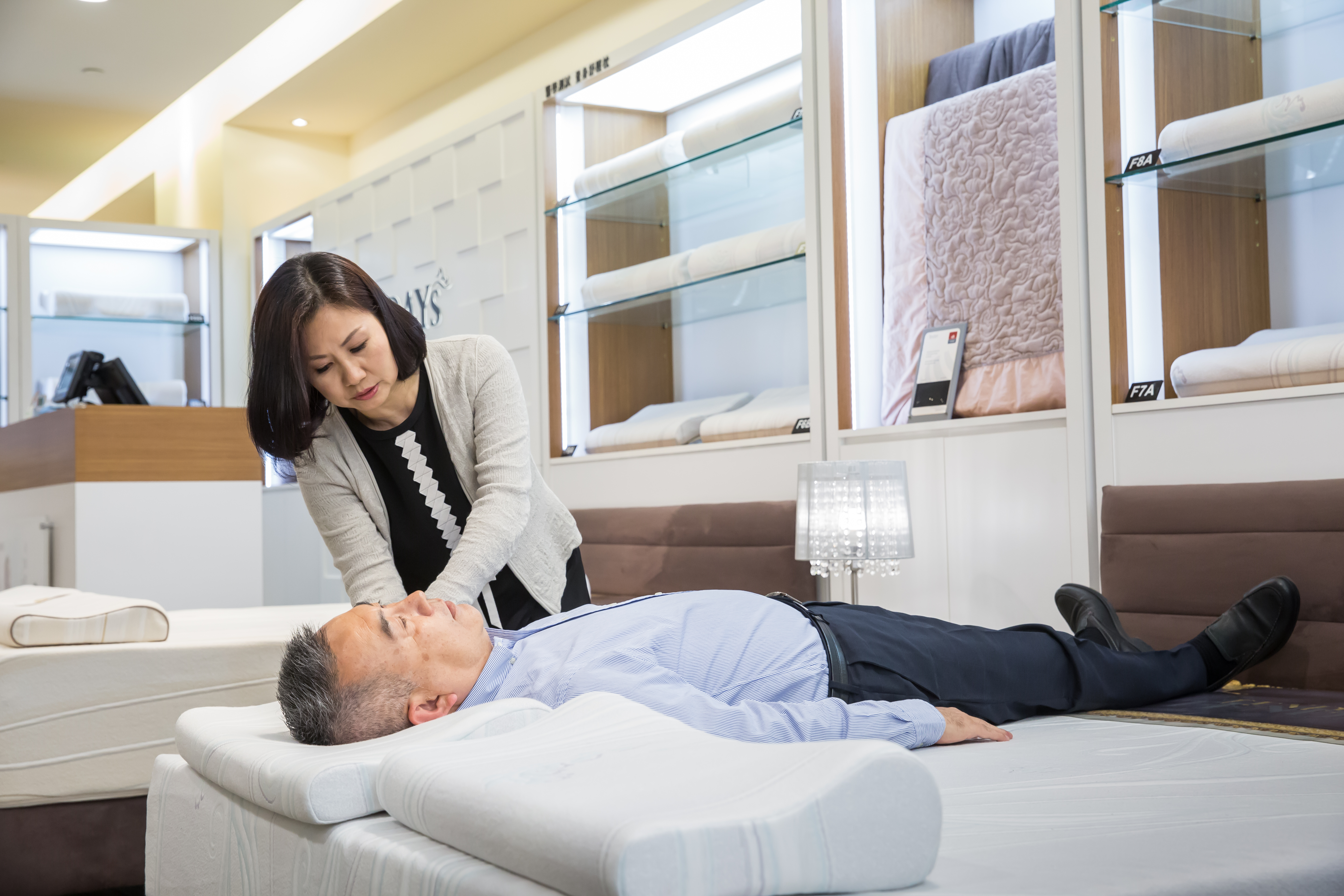 譚芙芩巡視百貨賣場時，遇到顧客詢問，仍會親自示範肌肉神經能量測試的重要性。