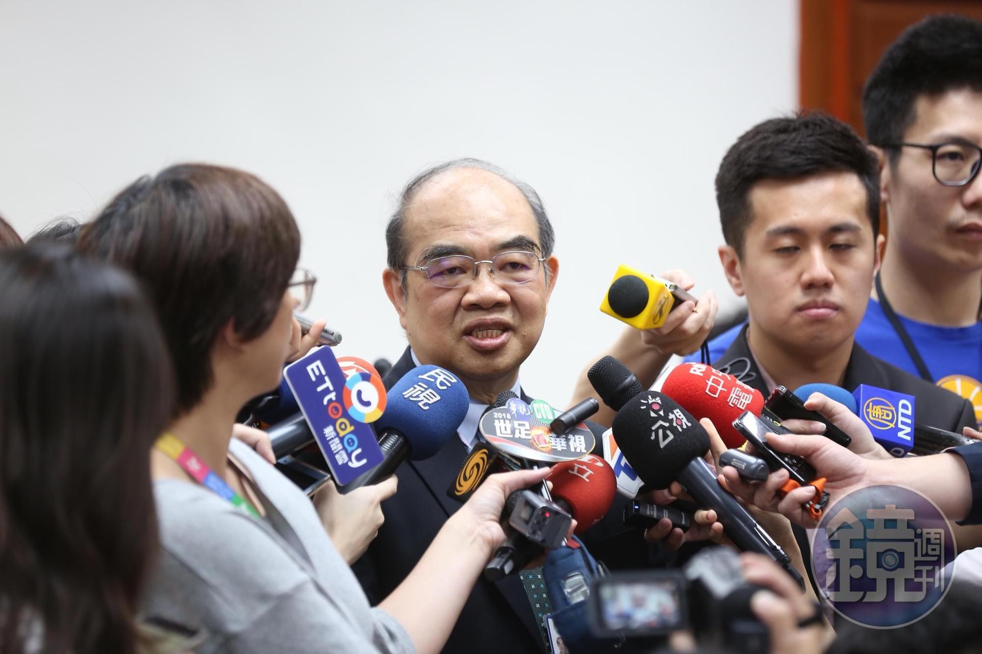上任後首次到立法院備詢的教育部長吳茂昆，隨即被媒體包圍，詢問如何處理管中閔案。