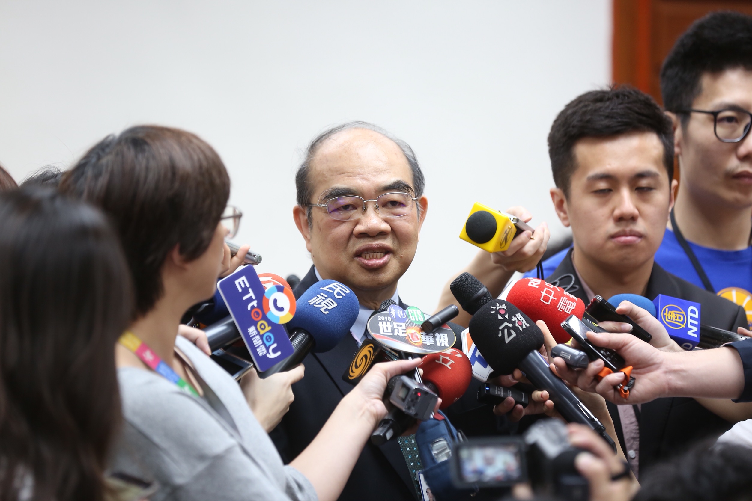 上任後首次到立法院備詢的教育部長吳茂昆，隨即被媒體包圍，詢問如何處理管中閔案。