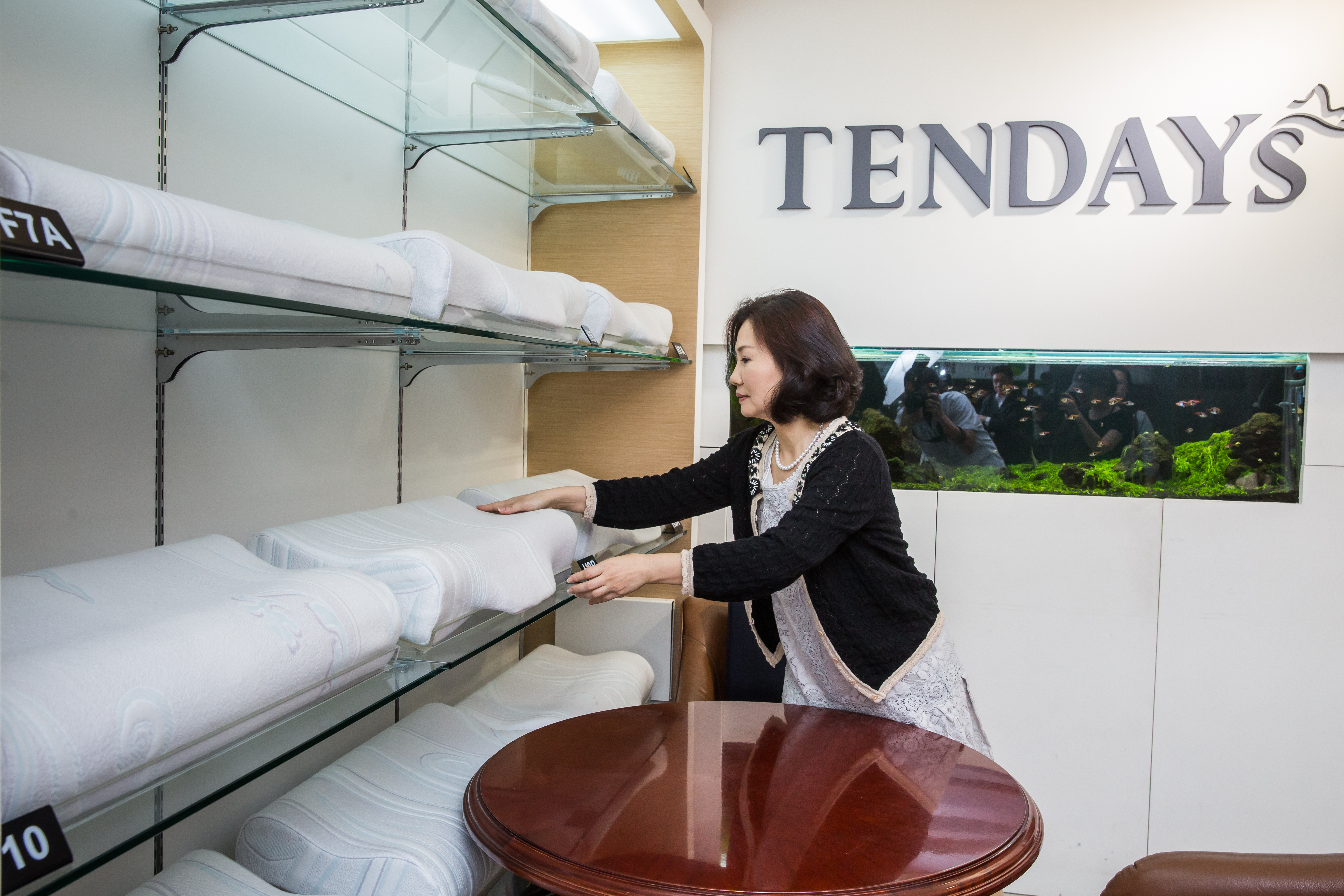 針對不同使用者，開發數十款差異化高度與頸椎支撐力枕型。