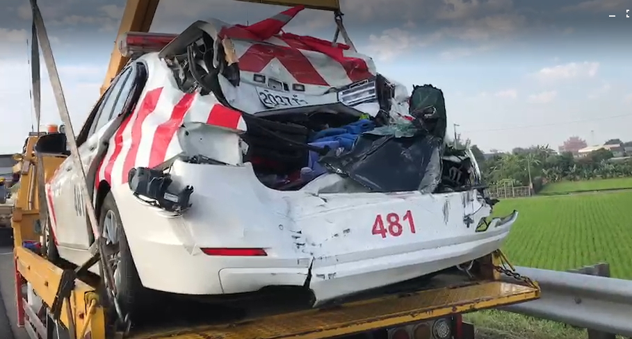 國道警2人殉職，警車被撞成廢鐵。（翻攝畫面）