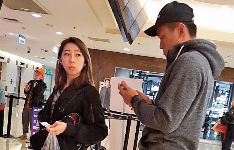 4/16　20:55　本刊直擊于煥亞（右）約會何姓小三（左），期間何女不停和于煥亞對話，但男方顧著低頭玩手機。