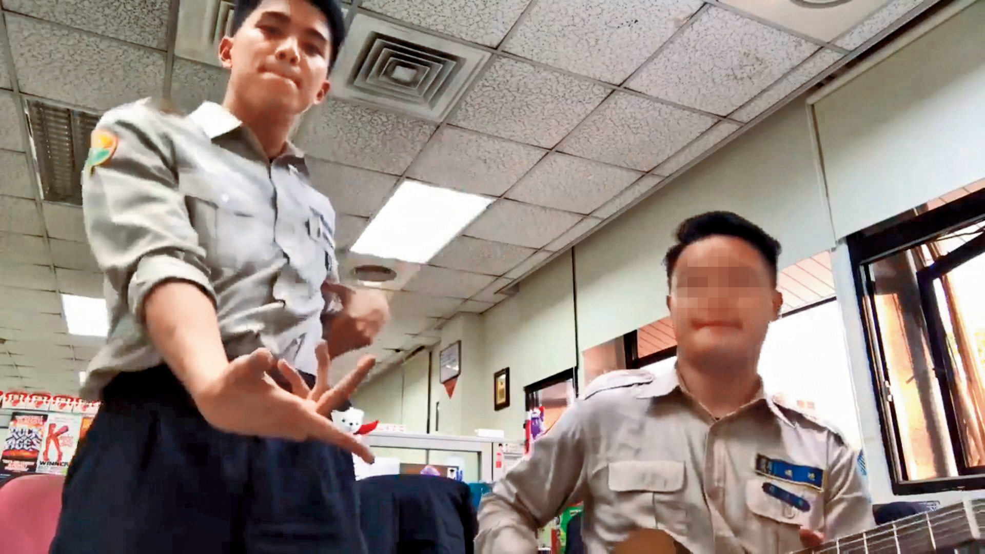 張家瑋（左）去年6月入伍服役，數饅頭的日子已經在倒數，接到退伍令前先接到女友劈腿的消息。（翻攝自張家瑋臉書）