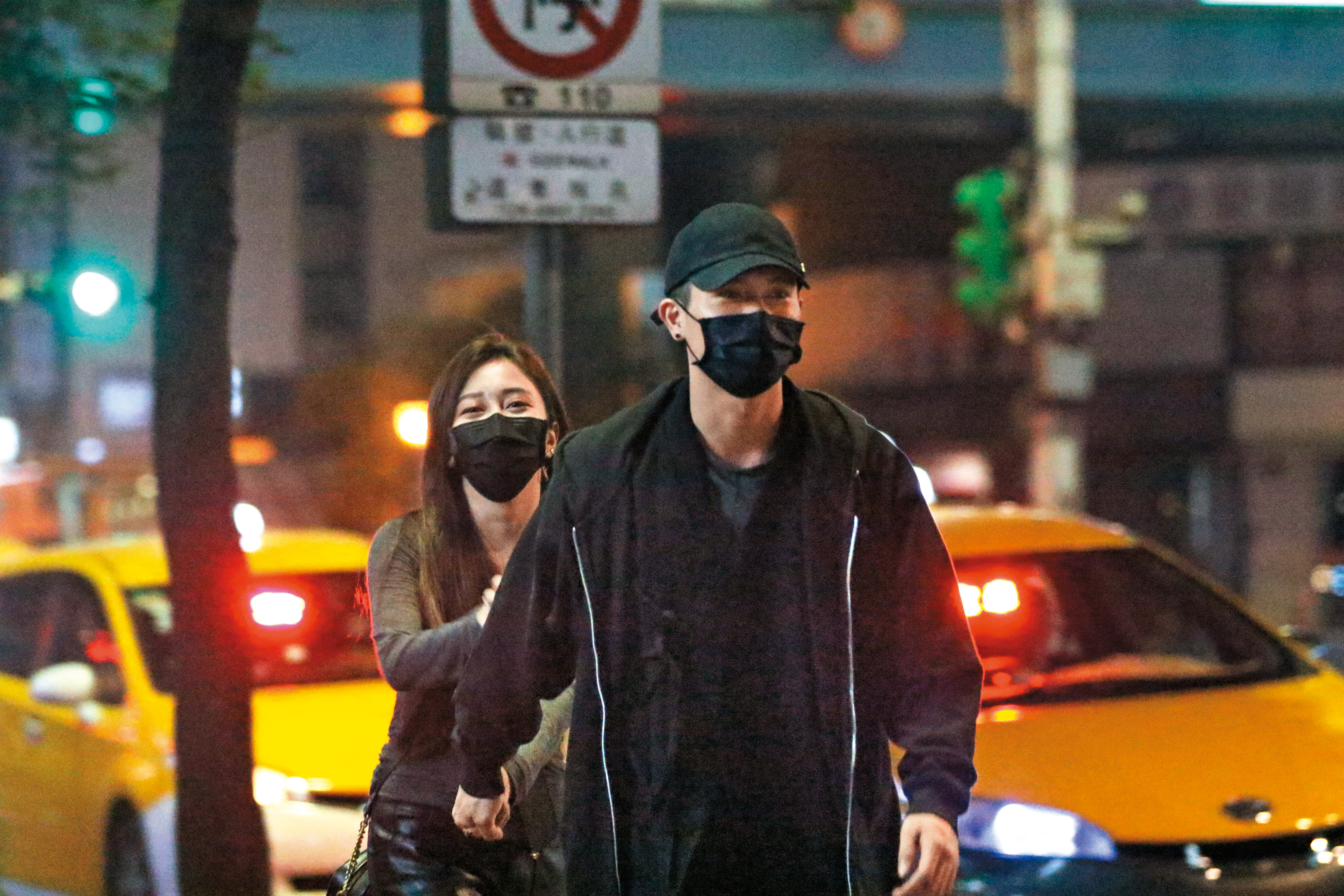 日前本刊直擊陳彥允（右）與篠崎泫（左）親密約會，卻爆出篠崎泫正牌男友是男團TOP1成員張家瑋，陳彥允成了小王。