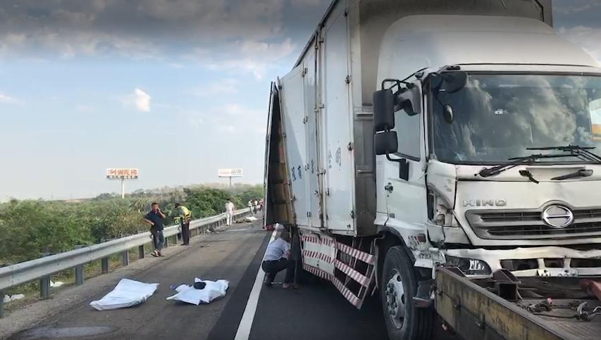 大貨車駕駛疲勞開車，完全沒煞車撞上前方貨車及警車。（翻攝畫面）