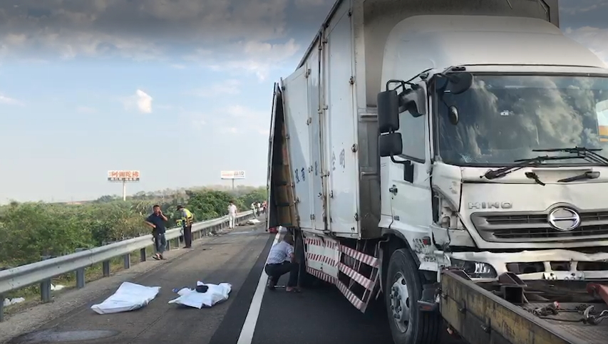 大貨車駕駛疲勞開車,完全沒煞車撞上前方貨車及警車。(翻攝畫面)