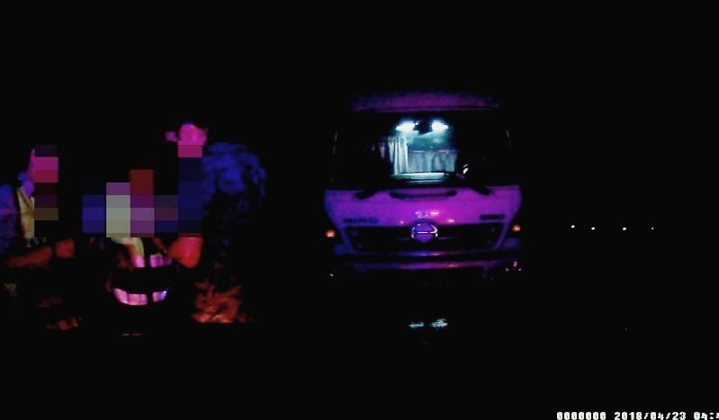 2名員警取締違規大貨車,3人在貨車與警車中間低頭專注開單,沒想到遭後方大貨車追撞慘死。(警方提供)