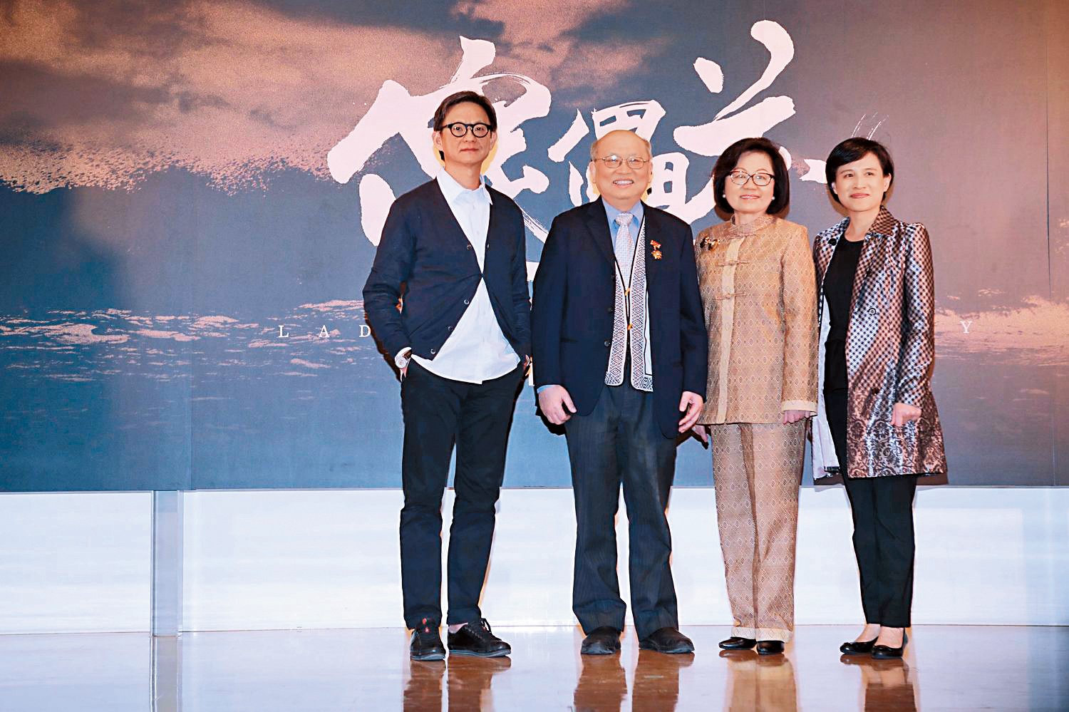 文化部長鄭麗君（右起）、公廣集團董事長陳郁秀、作者陳耀昌、導演曹瑞原，出席《傀儡花》開拍記者會力挺台灣大河劇的製作。（公視提供）