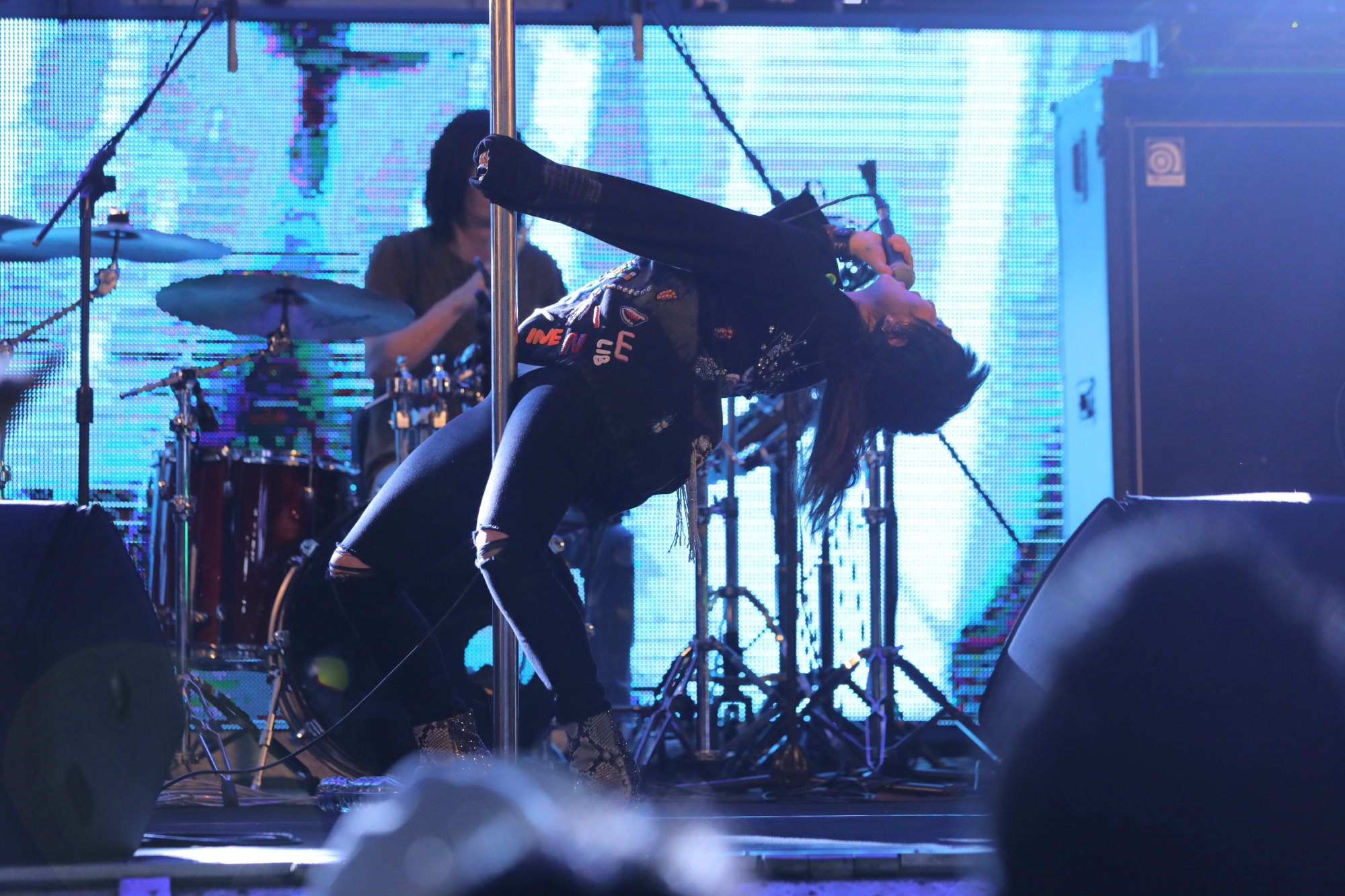 何超儀舉辦巡迴演出，為了台灣歌迷特別在舞台上設置鋼管，興致一來就開始熱舞。（Drill Team 162提供）