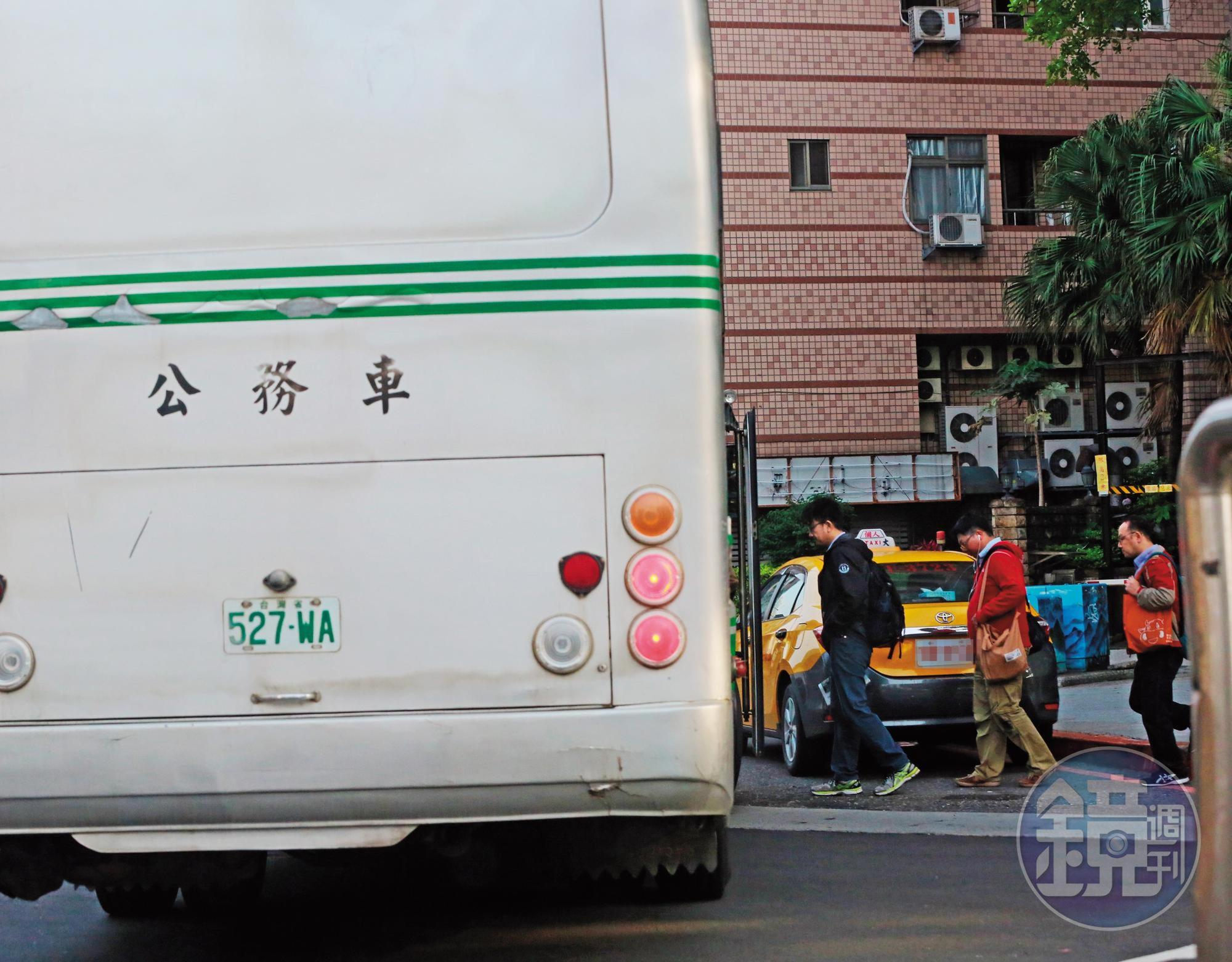 行政院已經明令禁止中央機關以交通車接送員工,台電卻要汰換交通車。