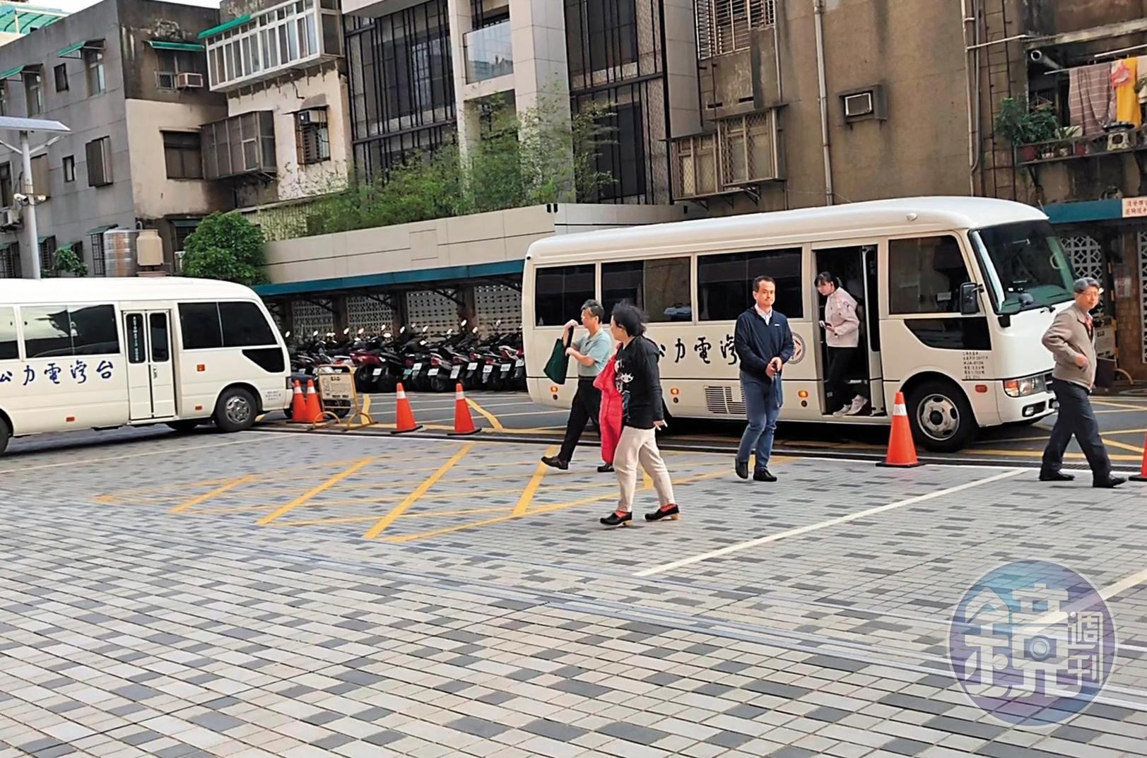 台電總公司用中型交通車接送同仁。