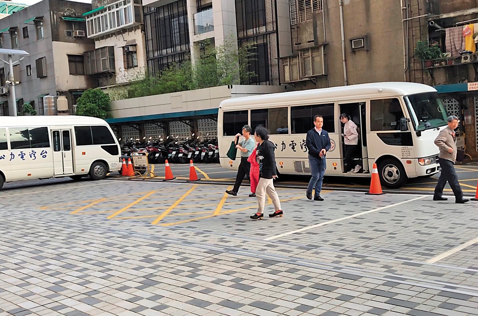 台電總公司用中型交通車接送同仁。