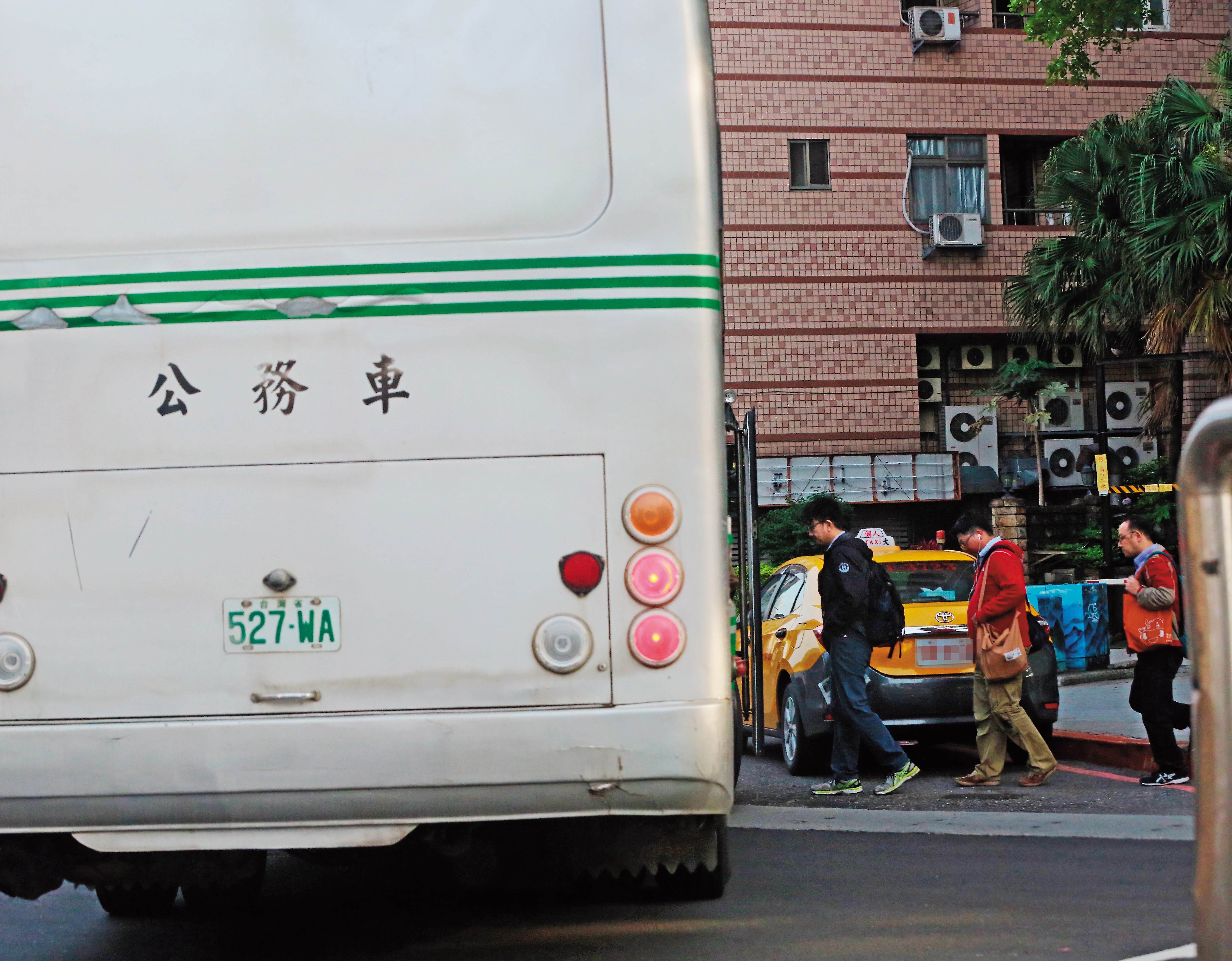 行政院已經明令禁止中央機關以交通車接送員工，台電卻要汰換交通車。