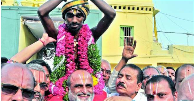 印度南部大城海達拉巴的大祭司朗格拉加，親自把一位達利青年背到自己肩上，並表態不希望達利人再受打壓。（圖片來源：Deccan Chronicle）