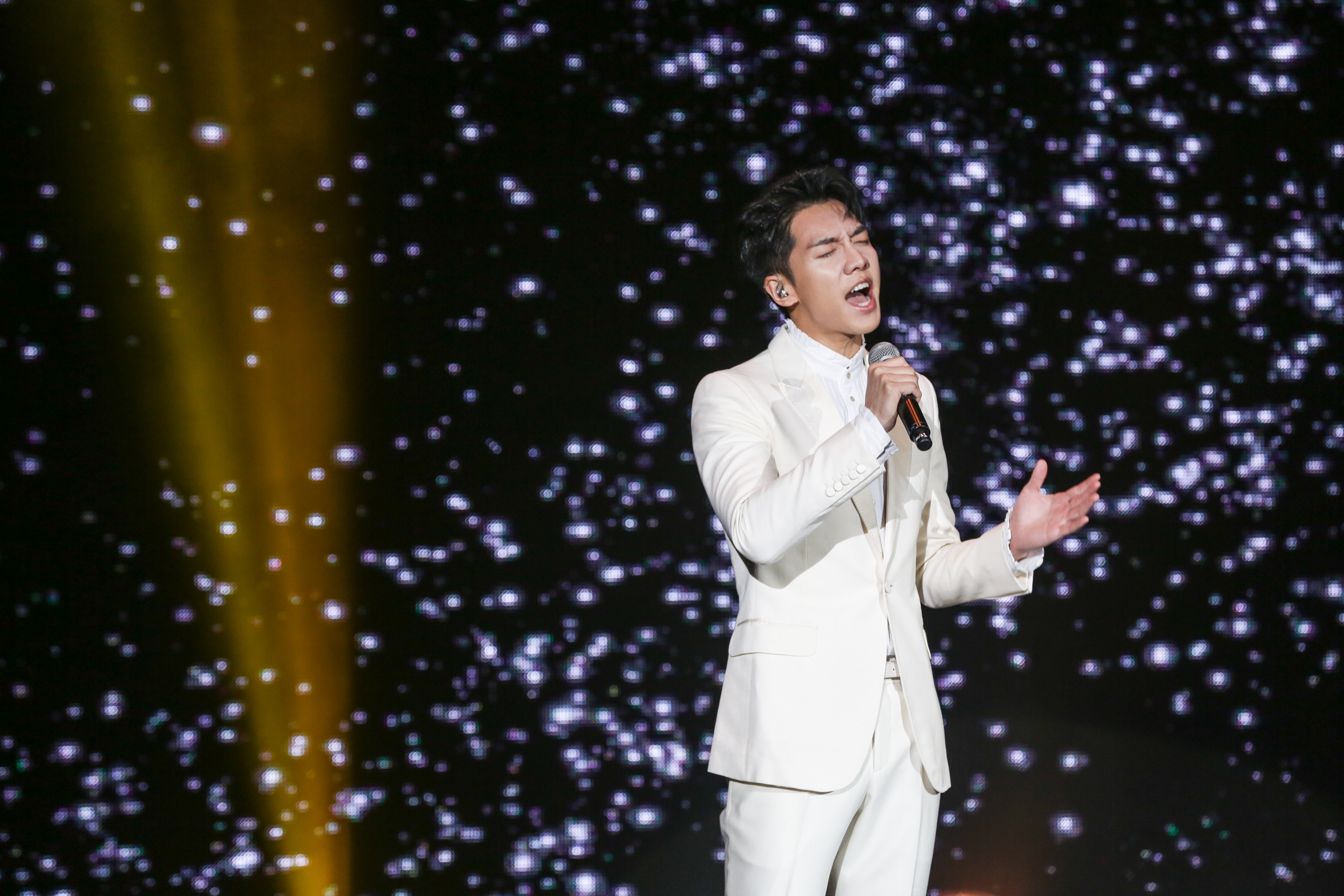 李昇基退伍後首場見面會，開場即以代表曲〈因為是我的女人〉擄獲粉絲的心。