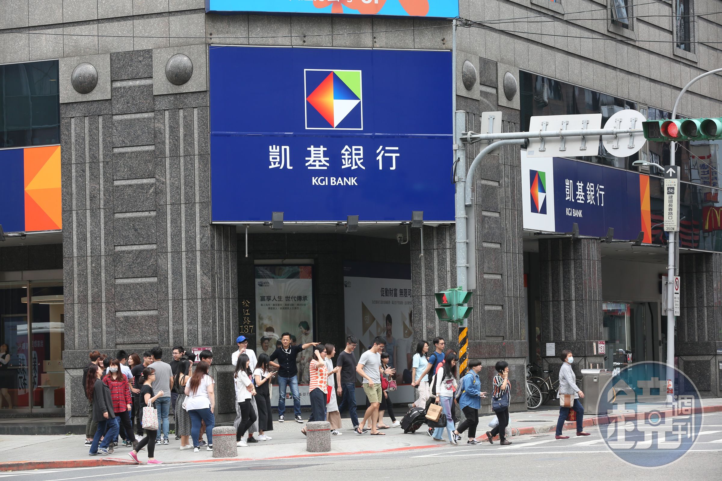 凱基銀行驚爆交易員超額交易加拿大幣失利，一名交易員就操作351億元的資金，導致出現高達2.4億元的虧損。