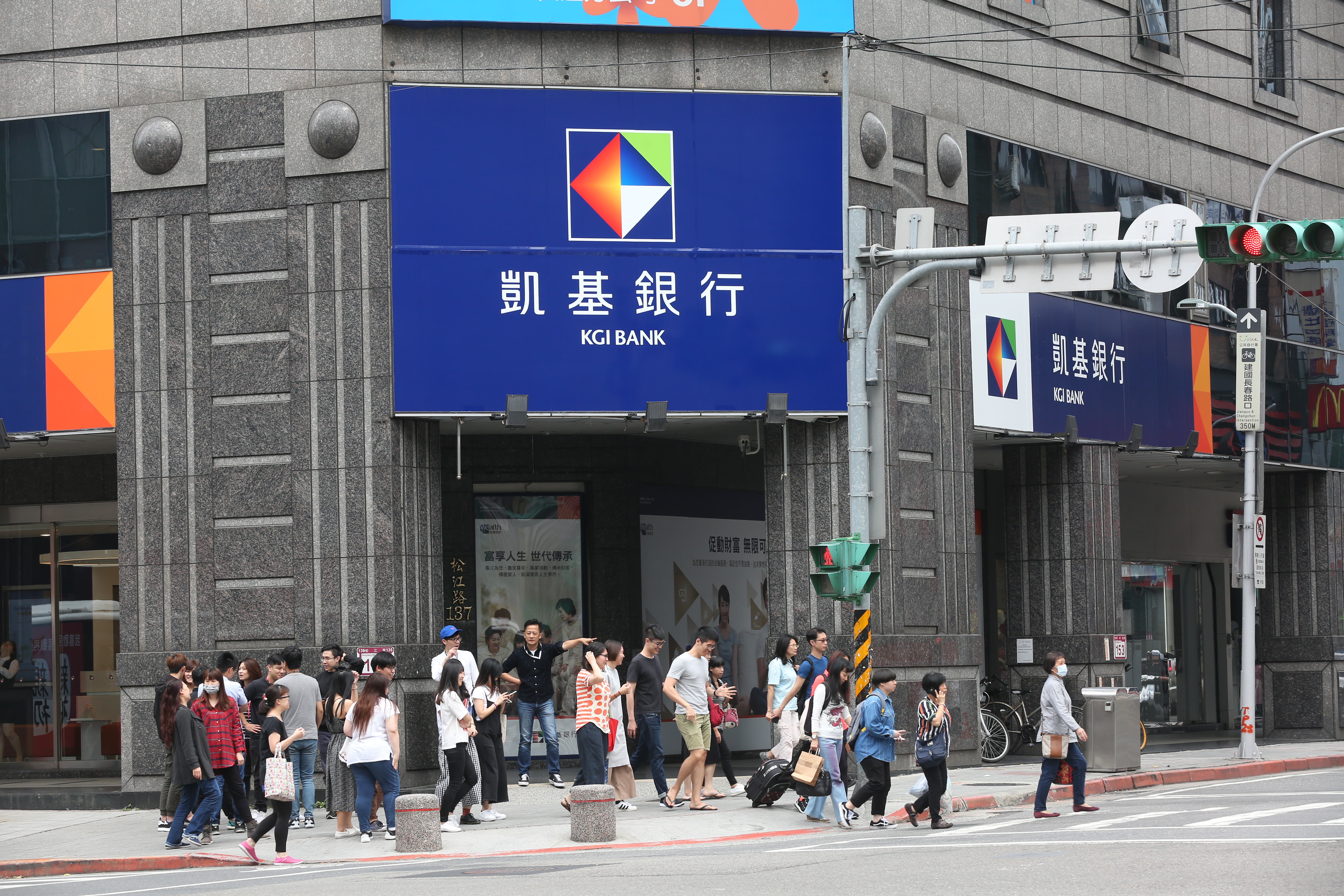 凱基銀行驚爆交易員超額交易加拿大幣失利，一名交易員就操作351億元的資金，導致出現高達2.4億元的虧損。