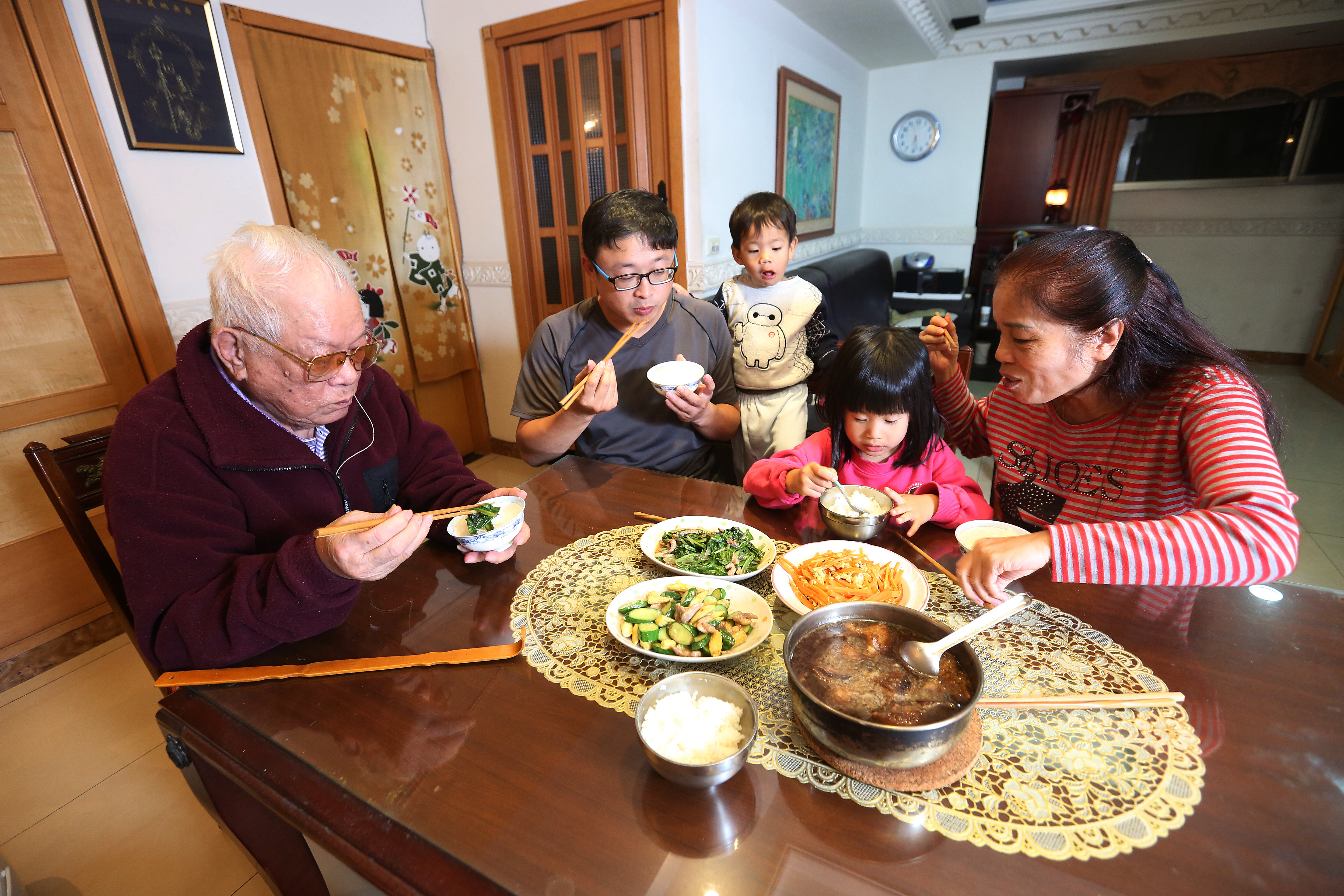 基本生活費免稅，受惠多人吃飯、少人賺錢的家庭戶。
