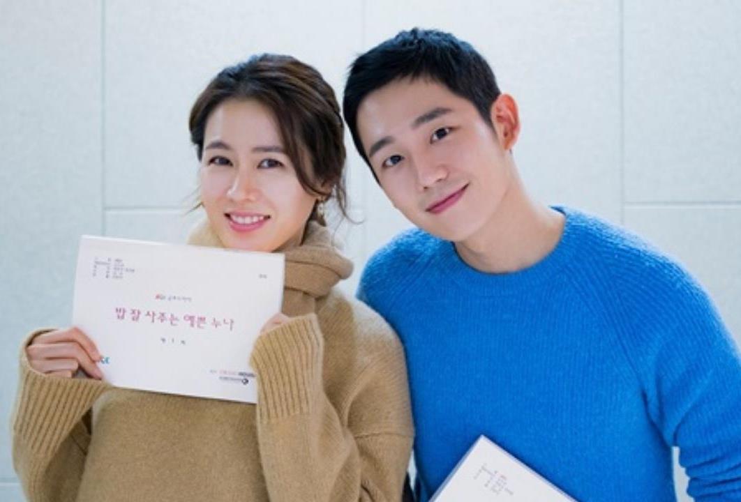 丁海寅（右）、孫藝真因主演韓劇《經常請吃飯的漂亮姐姐》，最近在韓國人氣超旺。（JTBC提供）