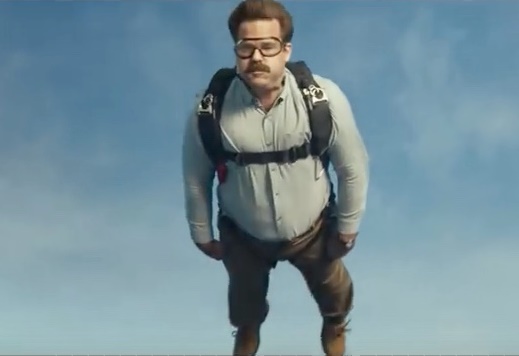 《死侍2》終極版預告出現這位毫無特異功能的彼得，看起來就是領便當的路人甲，渾身天然呆的喜感，瞬間紅遍網路。（翻攝自YouTube）