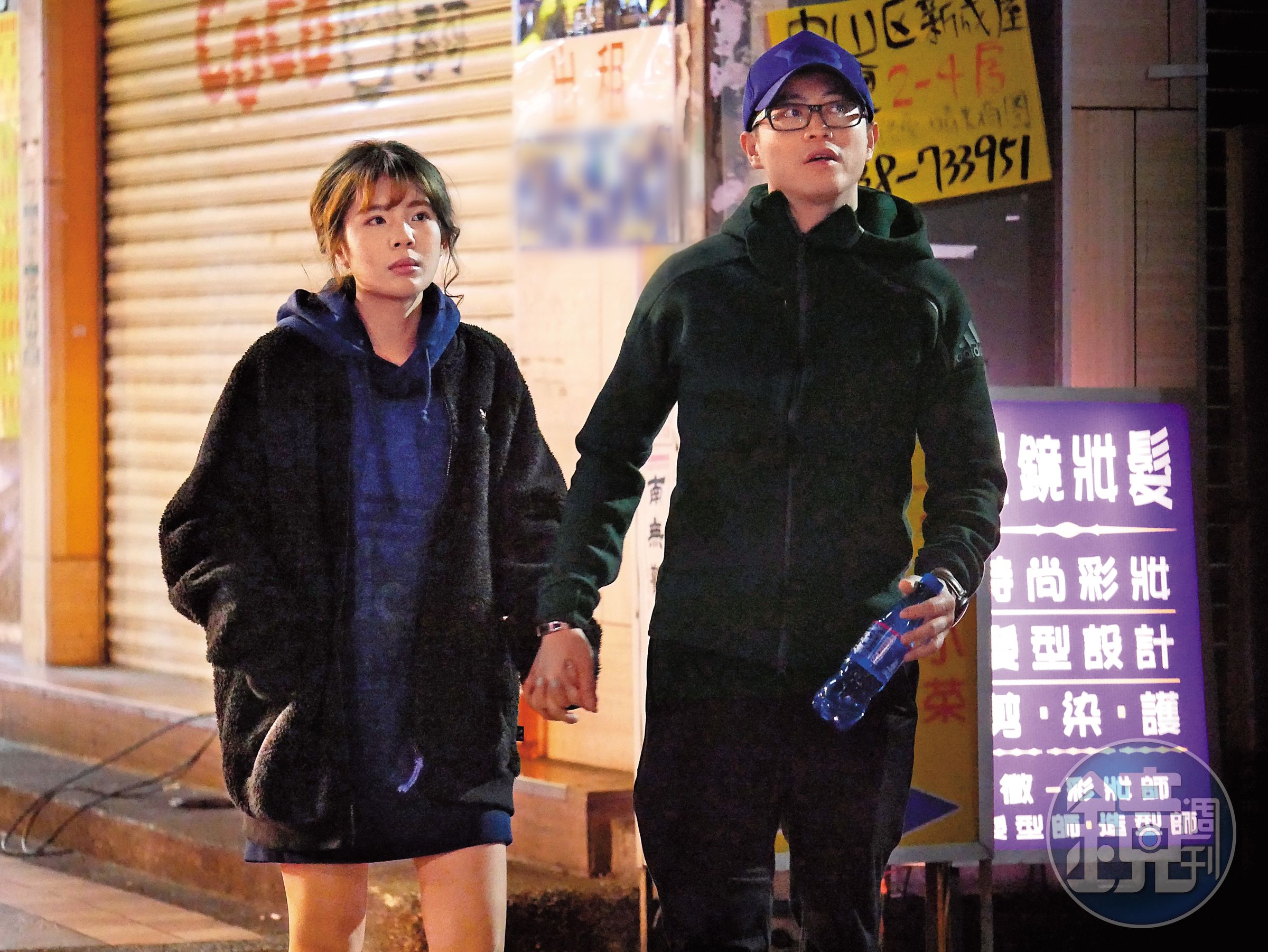 3月12號晚間00:03，手牽手的林冠百跟鮪魚差14歲的「叔姪戀」正在熱戀中，肢體互動非常熱烈。在這之前，林冠百除了袁艾菲，還歷經了張景嵐、王心凌等緋聞。