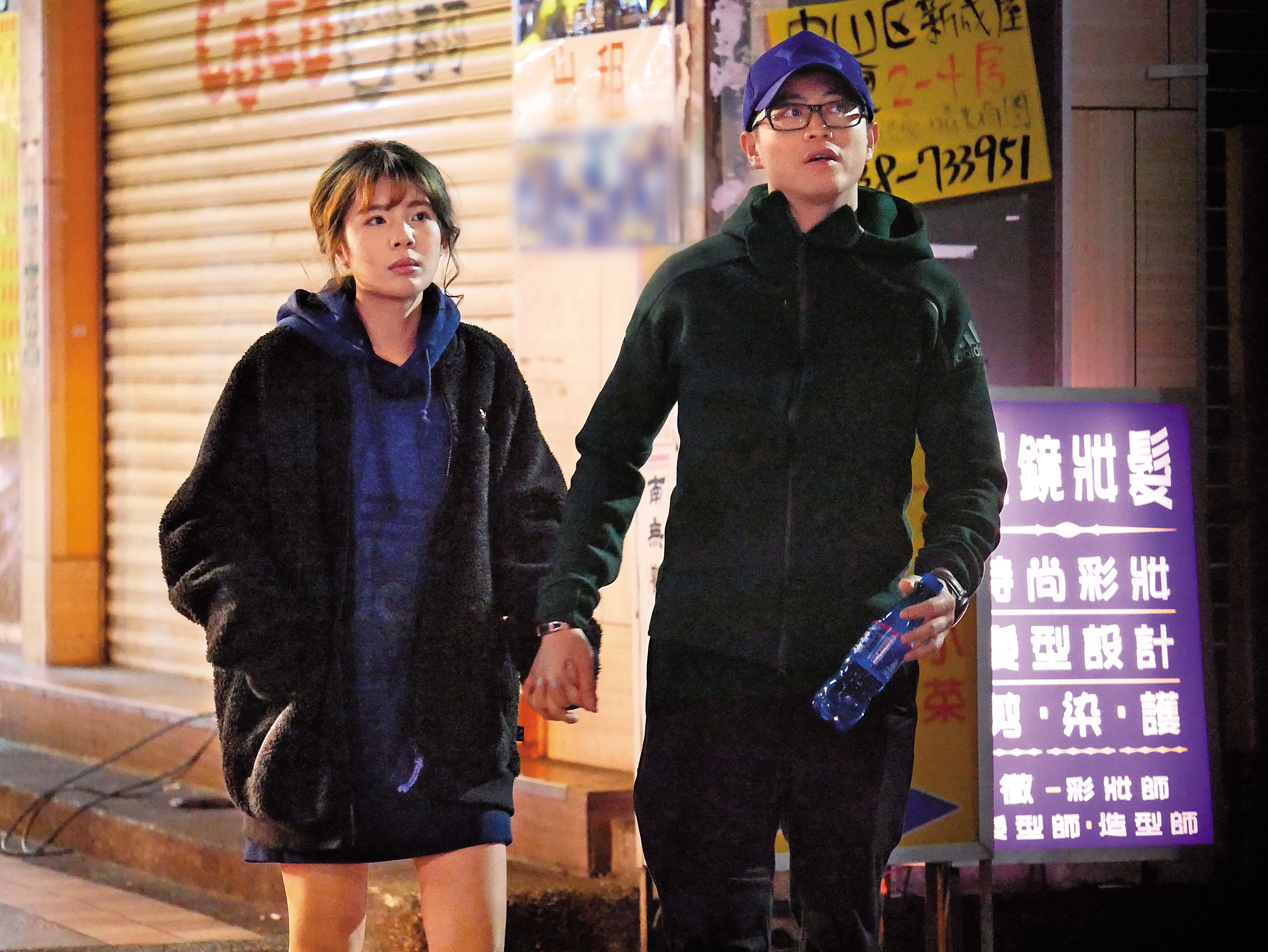 3月12號晚間00:03，手牽手的林冠百跟鮪魚差14歲的「叔姪戀」正在熱戀中，肢體互動非常熱烈。在這之前，林冠百除了袁艾菲，還歷經了張景嵐、王心凌等緋聞。