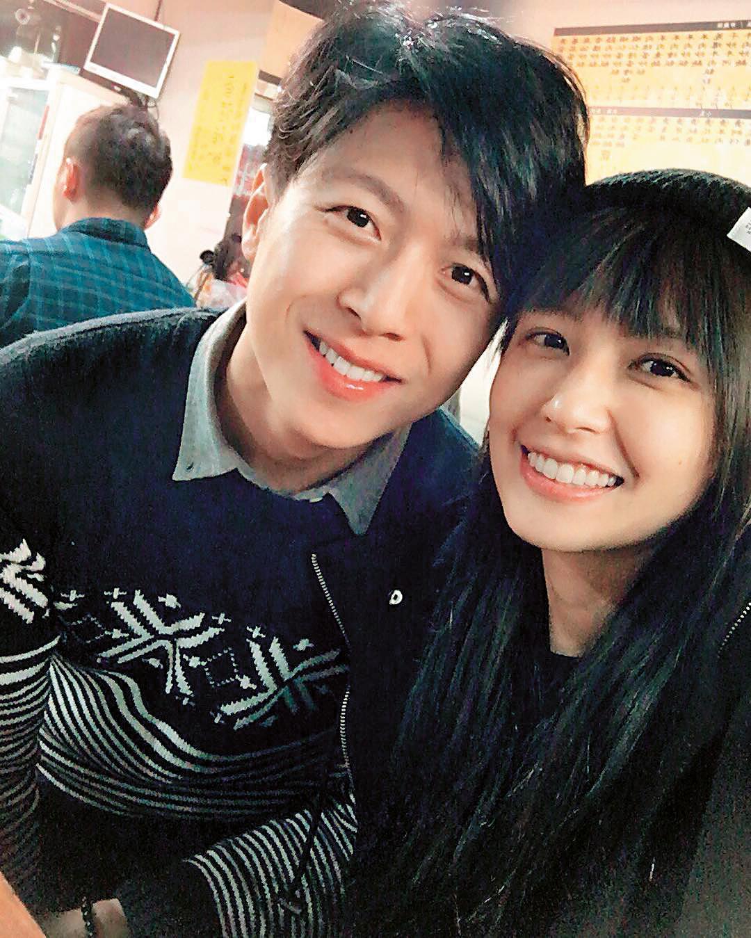 袁艾非（右）跟林冠百分手後，現與一高壯帥男（左）穩定交往，常po照放閃。