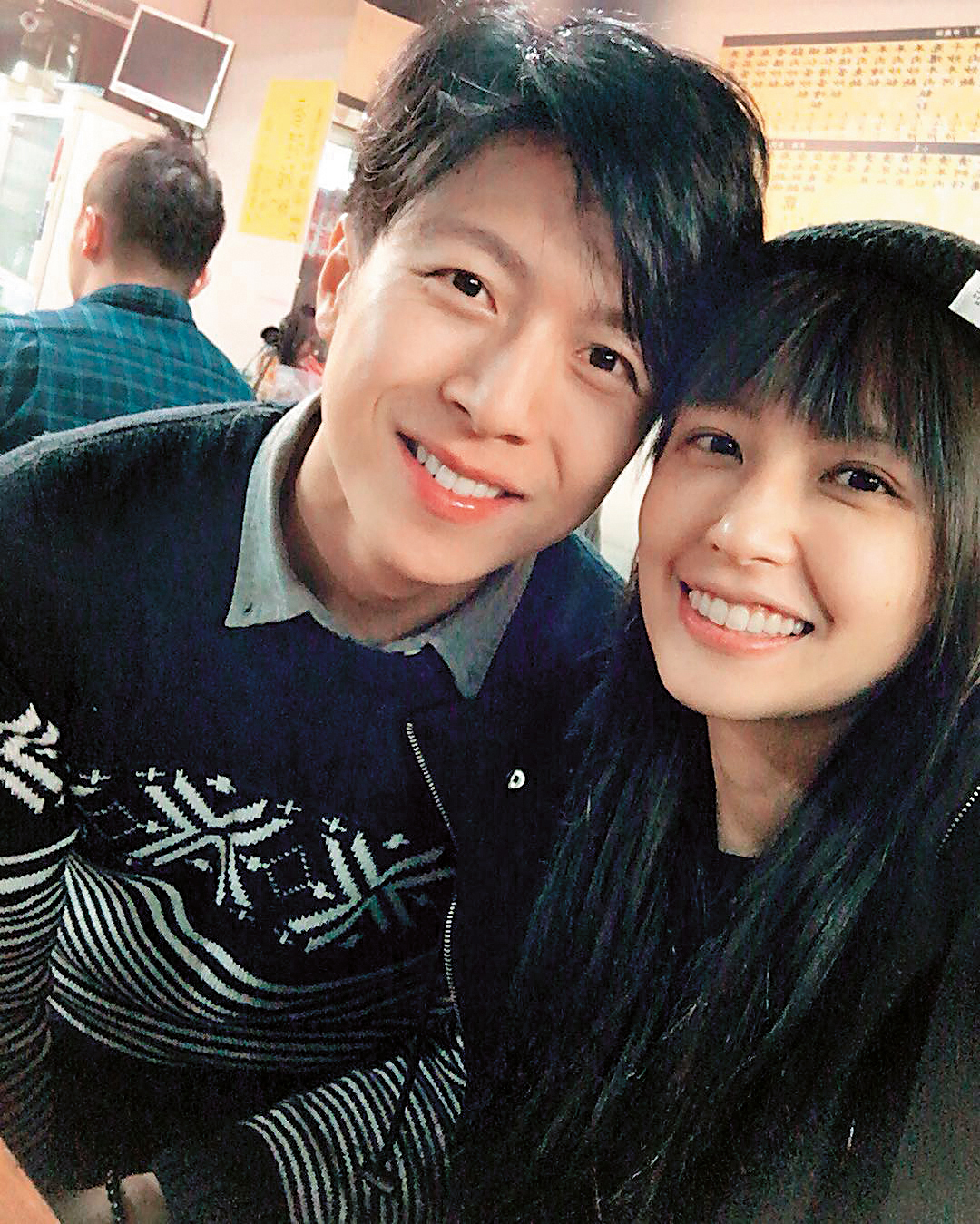 袁艾非（右）跟林冠百分手後，現與一高壯帥男（左）穩定交往，常po照放閃。