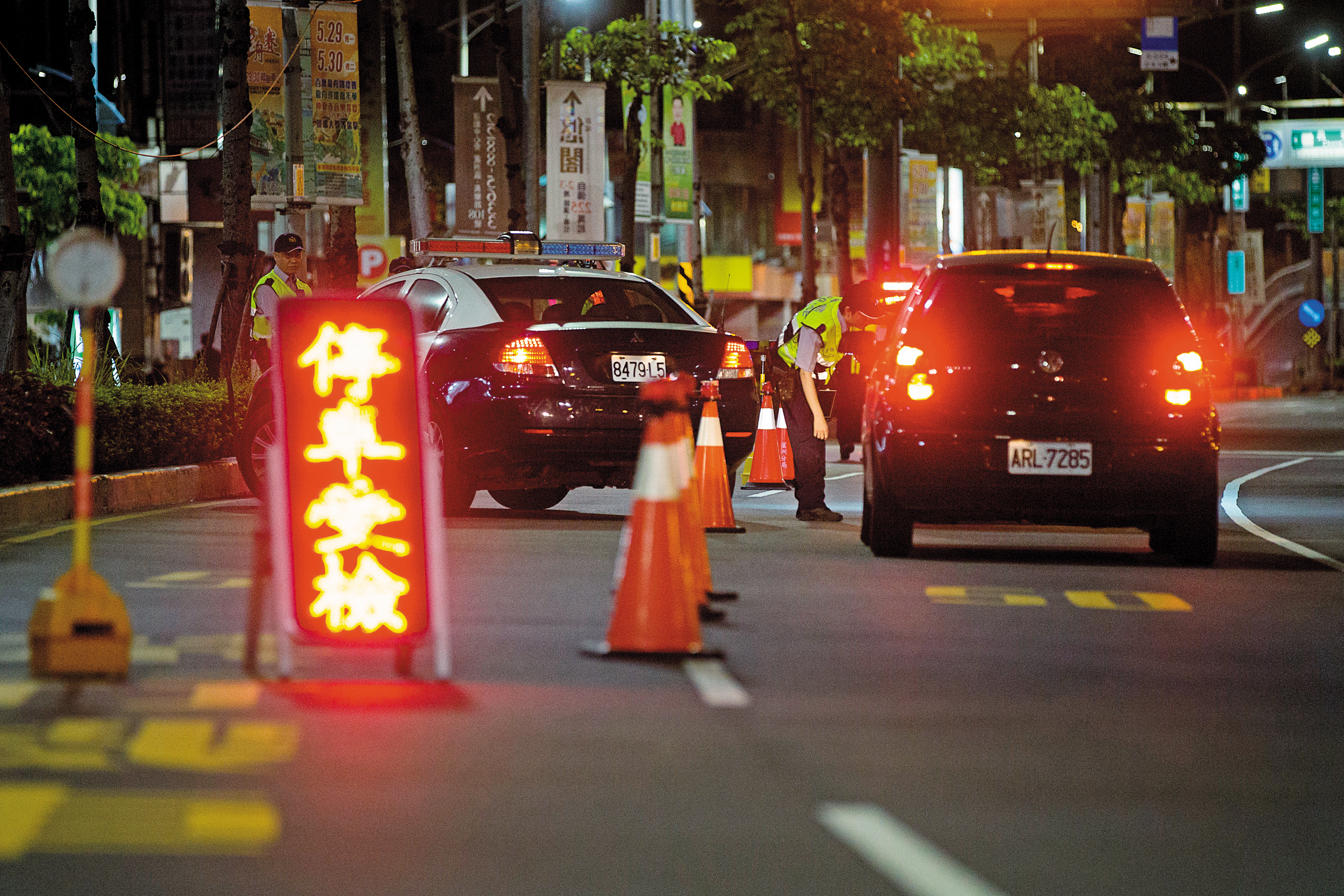 立法院修法將拒絕警察攔檢稽查逃逸罰鍰，由3,000至6,000元提高為1萬至3萬元。