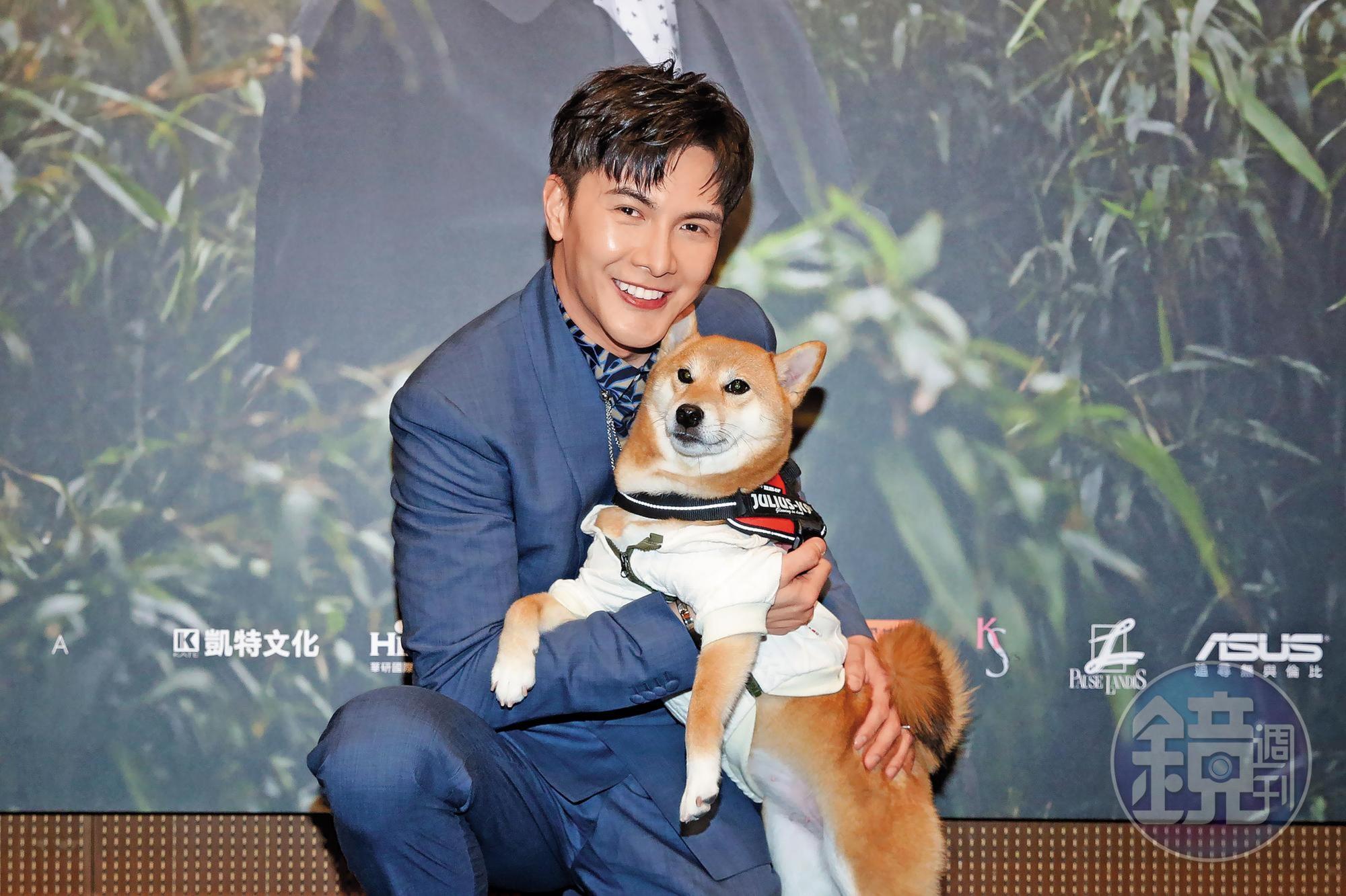 謝佳見曾帶著愛犬出席自己的新書記者會。