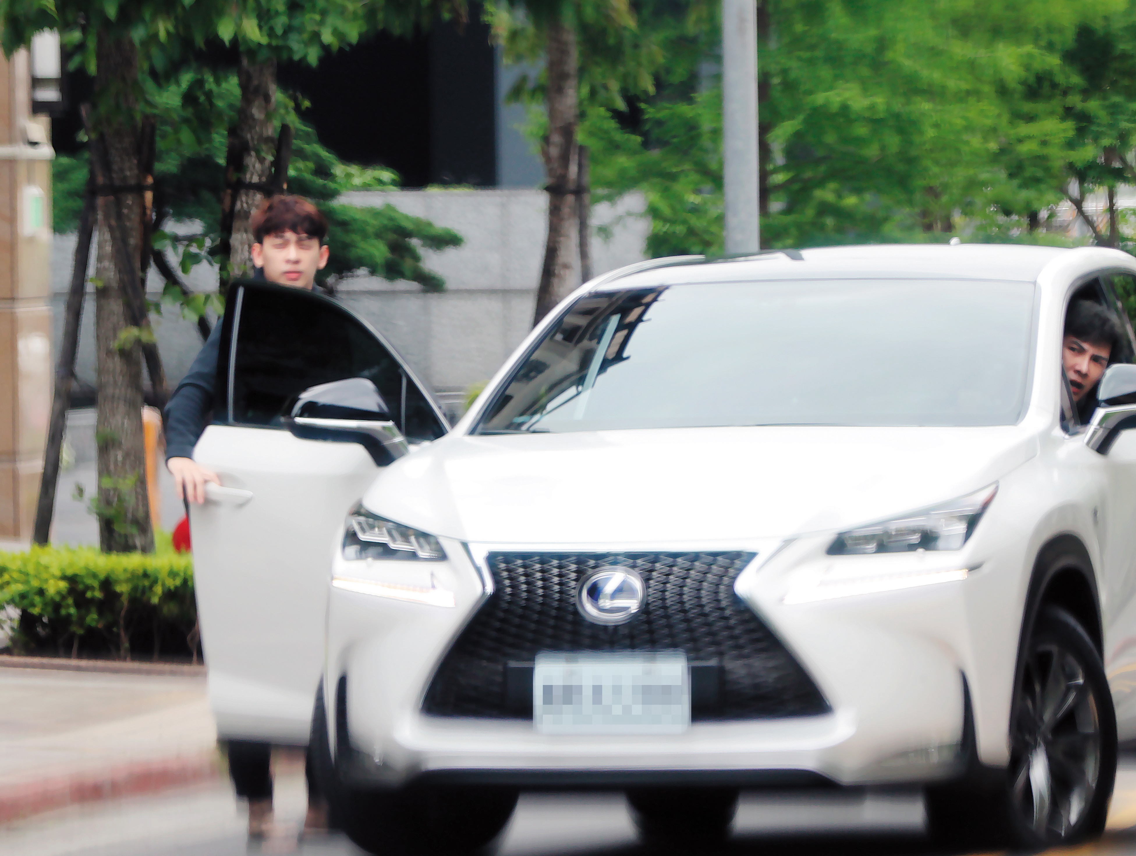 謝佳見（右）開車載孫瑋廷（左）出門，差點與前輛車發生擦撞，孫瑋廷還下車察看。