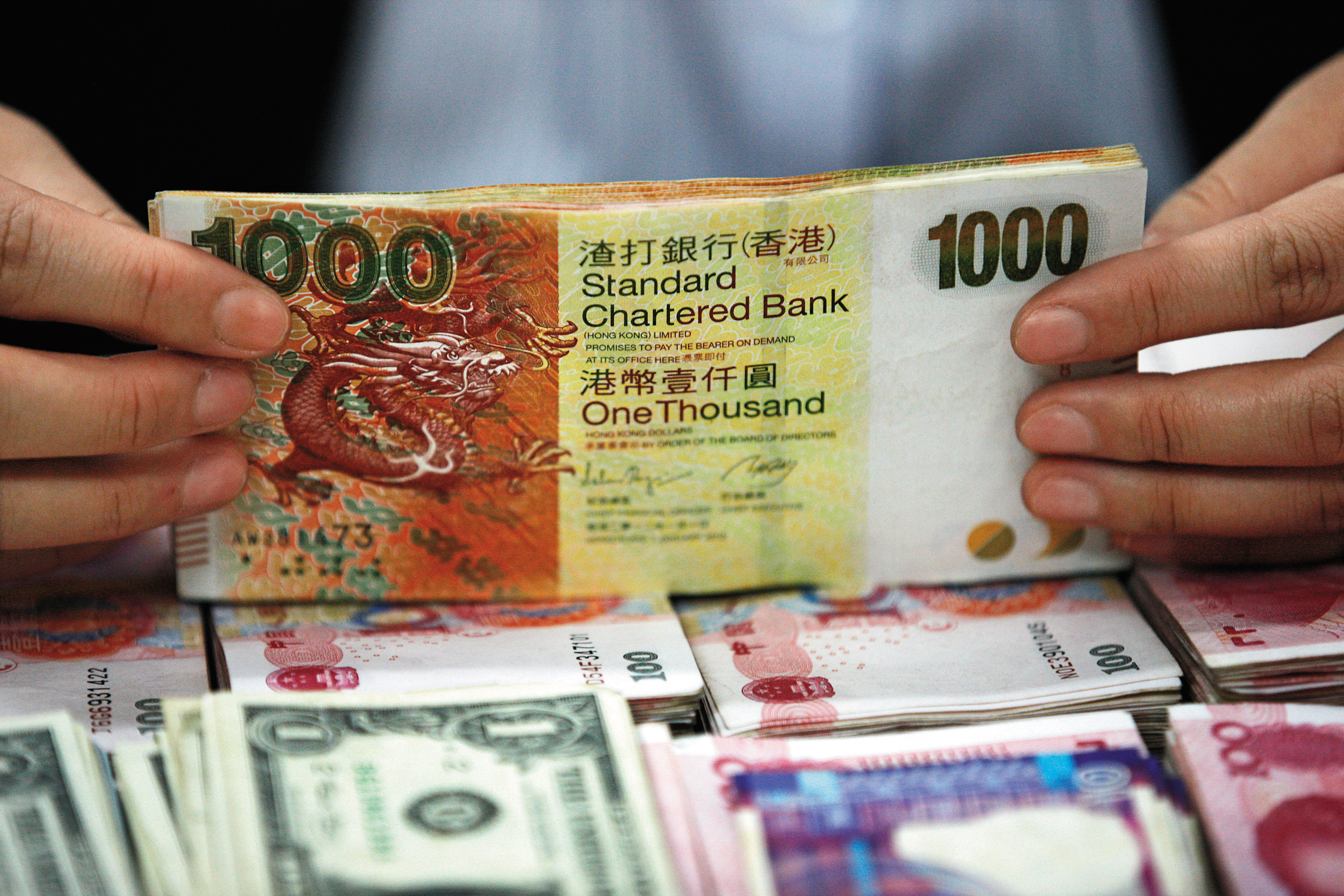 港幣保衛戰的答案，不是港幣脫鉤美元、也跟中美貿易戰關係不大，是亞洲資金大量流向美國。（東方IC）