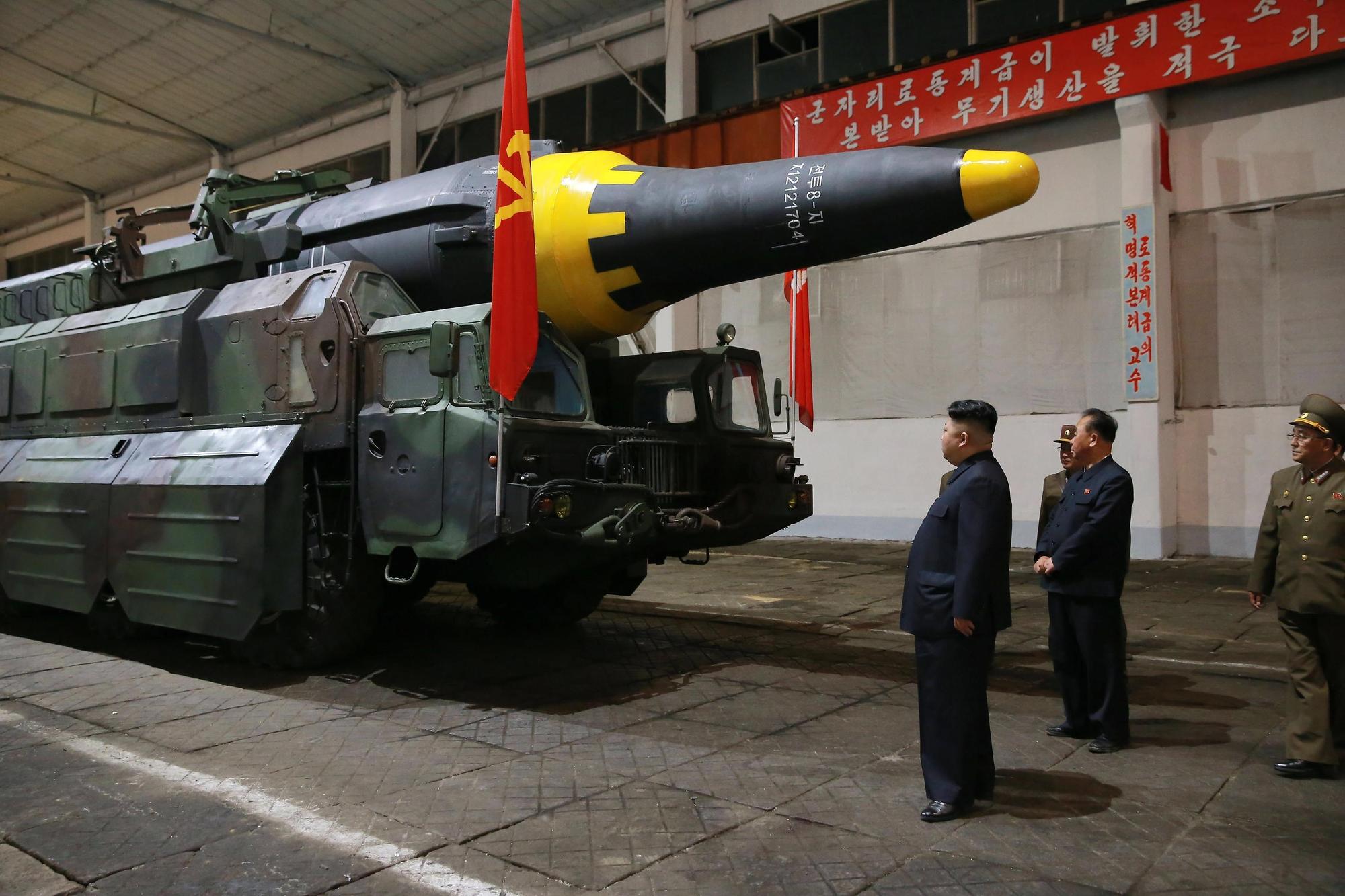 資料畫面：金正恩巡視飛彈部隊。導彈與核武一直是金正恩最大的談判籌碼。（東方IC）