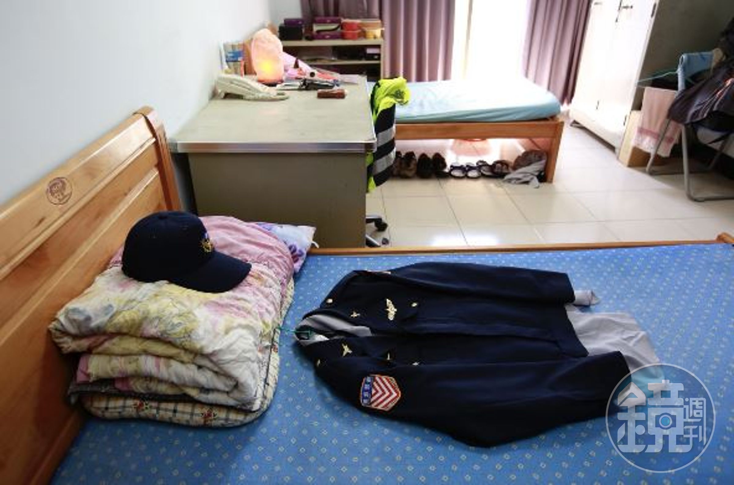 郭振雄的同事將他平常穿的制服、戴的警便帽放在其床位上。（警方提供）